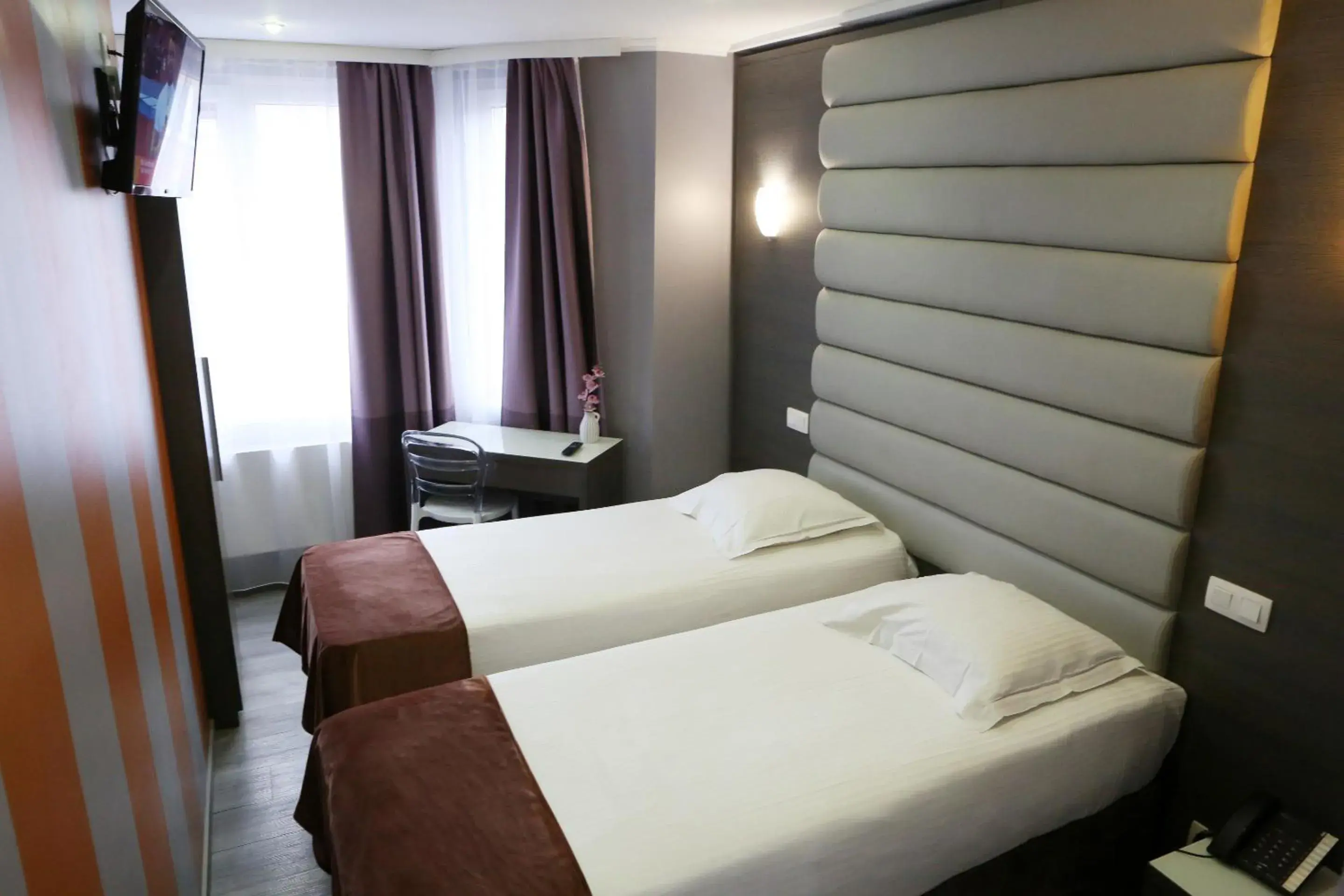 Bedroom, Bed in Hotel Phenix