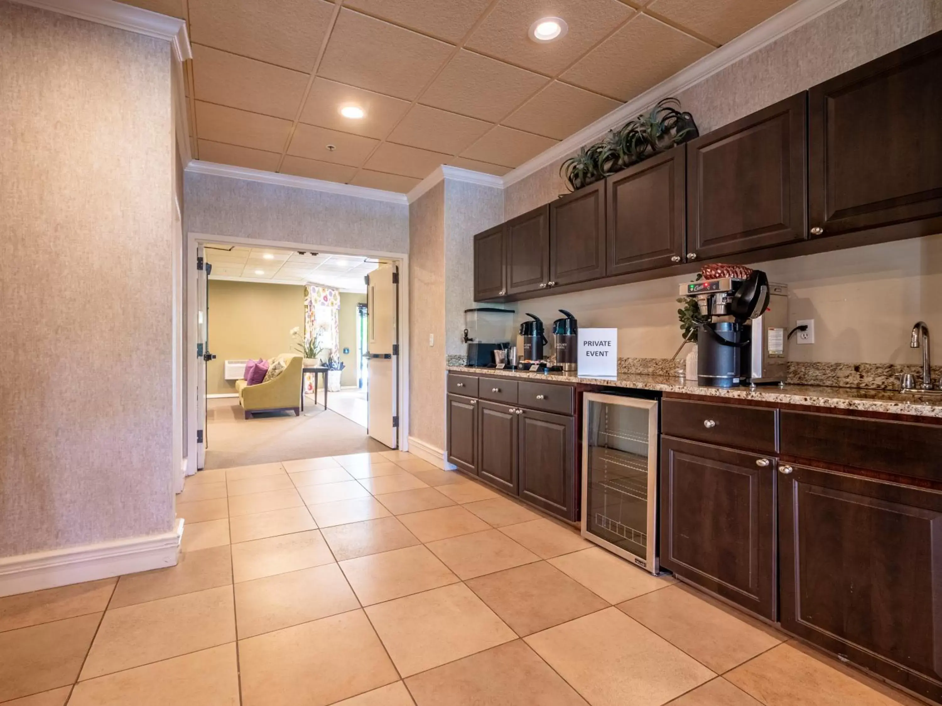 Kitchen/Kitchenette in Century Hotel