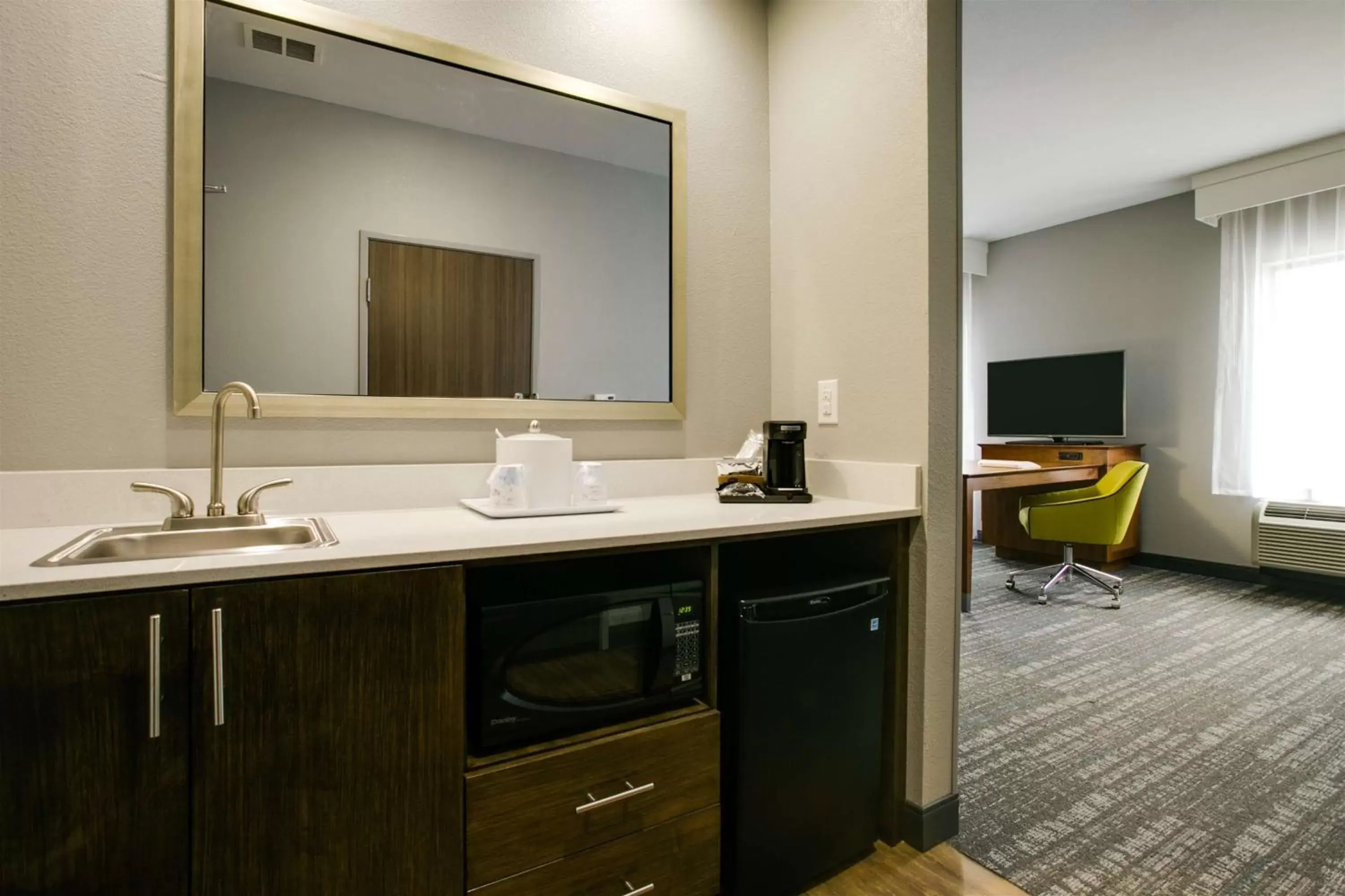 Kitchen or kitchenette, Bathroom in Hampton Inn & Suites Dallas/Ft. Worth Airport South
