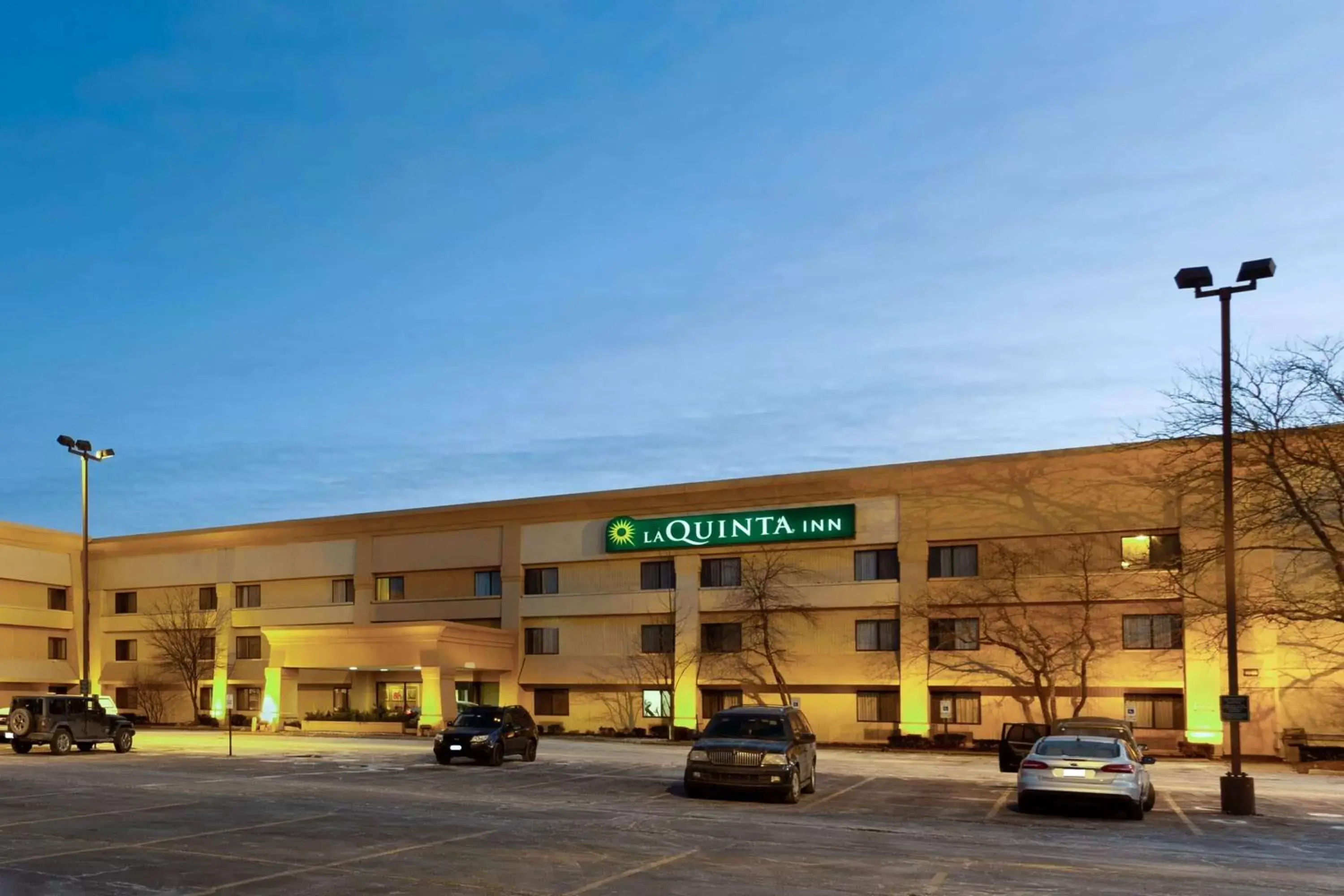 Property building in La Quinta Inn by Wyndham Chicago Willowbrook