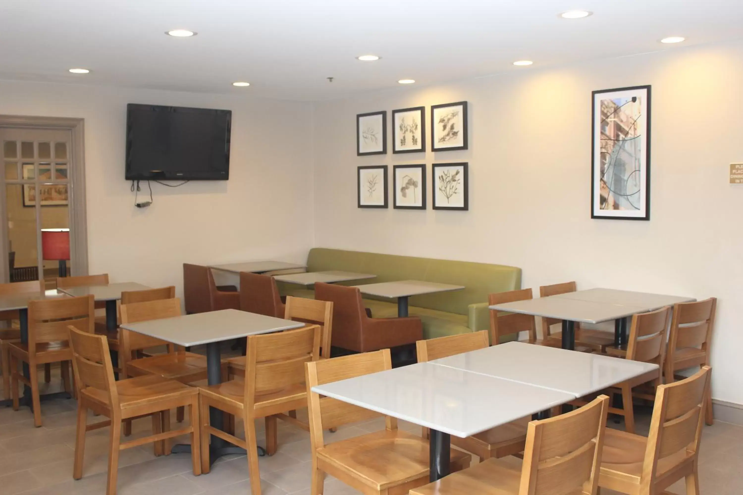 Dining area in Country Inn & Suites by Radisson, Nashville, TN