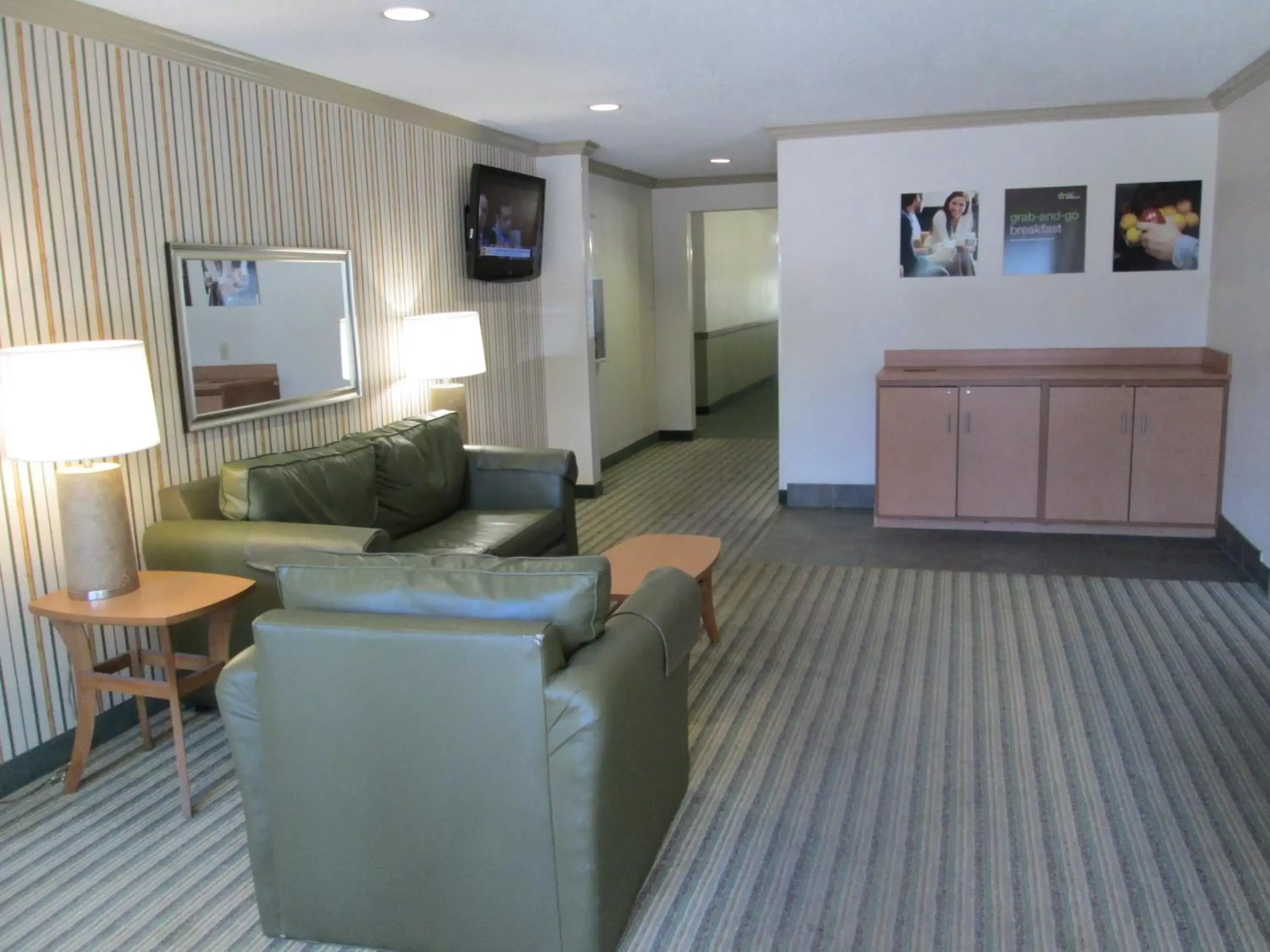 Lobby or reception, Seating Area in Baymont by Wyndham Bedford-Dallas
