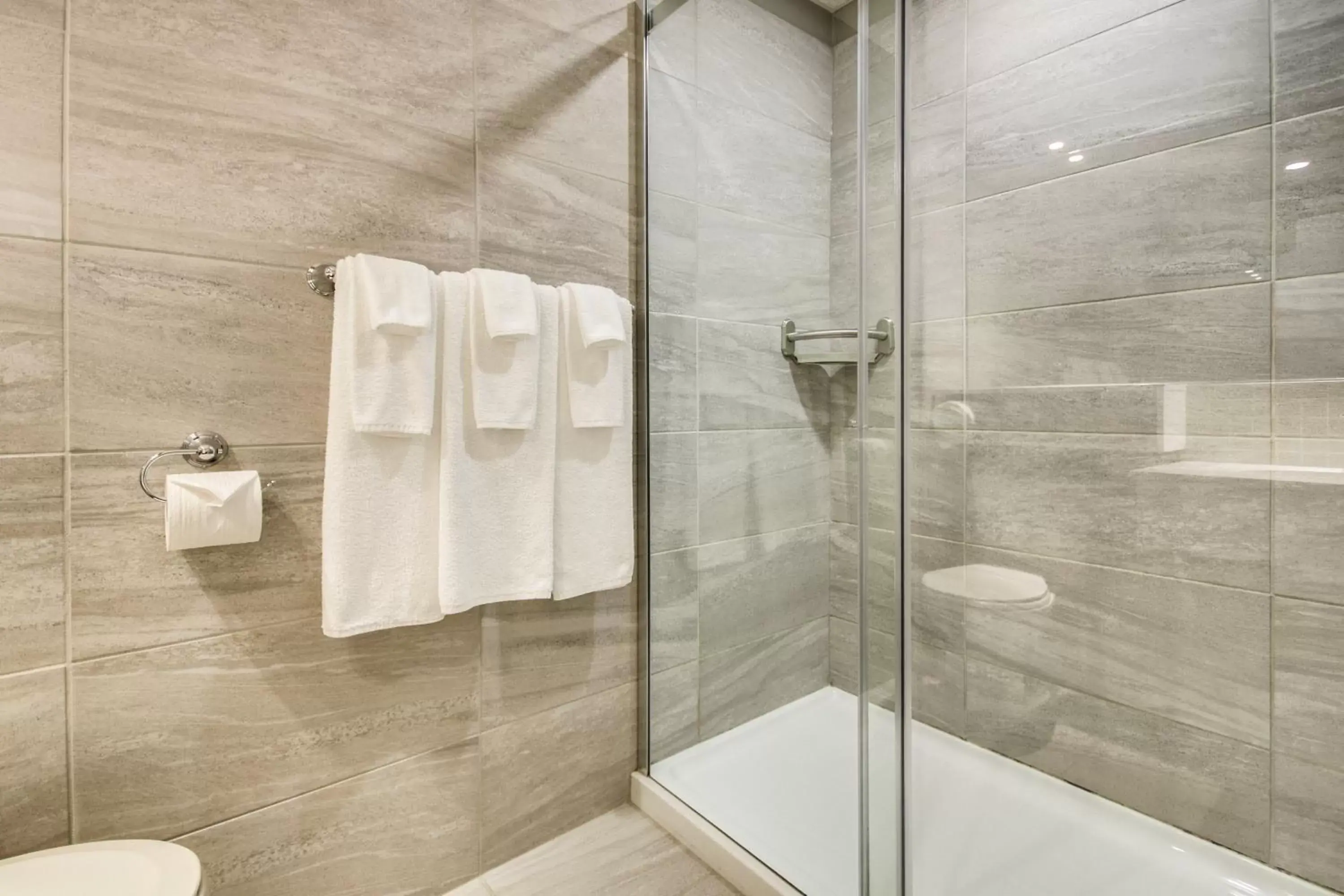 Shower, Bathroom in Hôtel Marineau Shawinigan