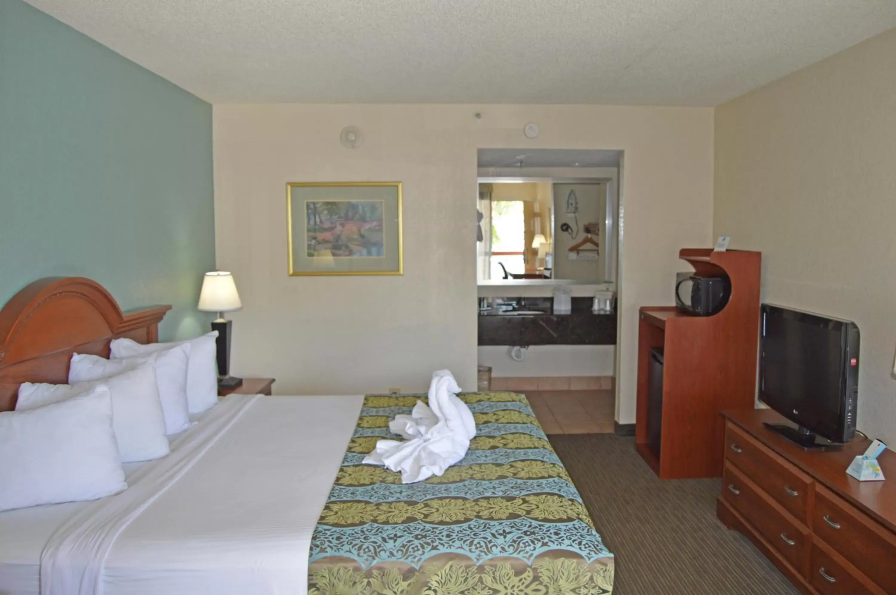 Photo of the whole room, Bed in Baymont by Wyndham Sarasota