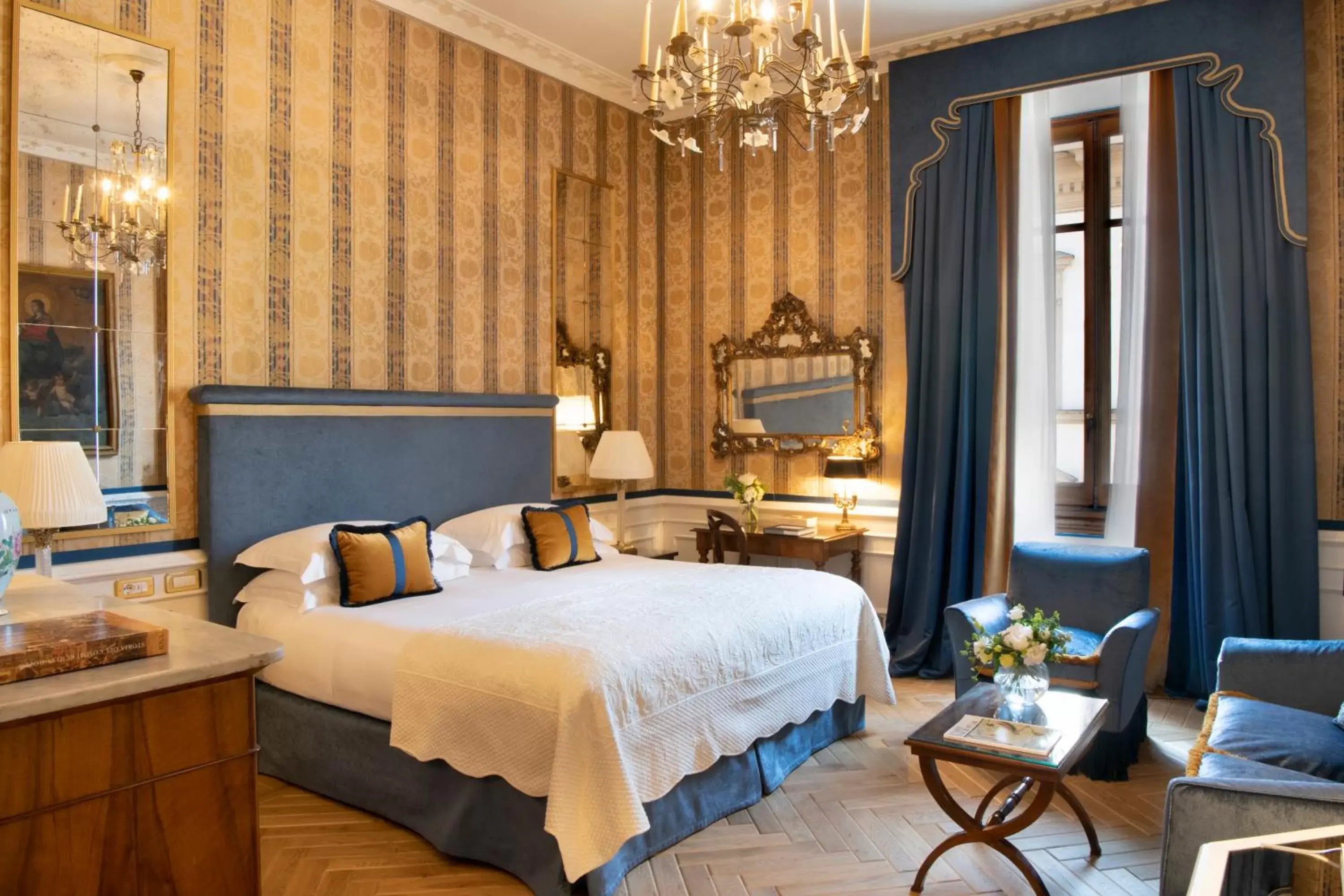Bed in Helvetia&Bristol Firenze – Starhotels Collezione