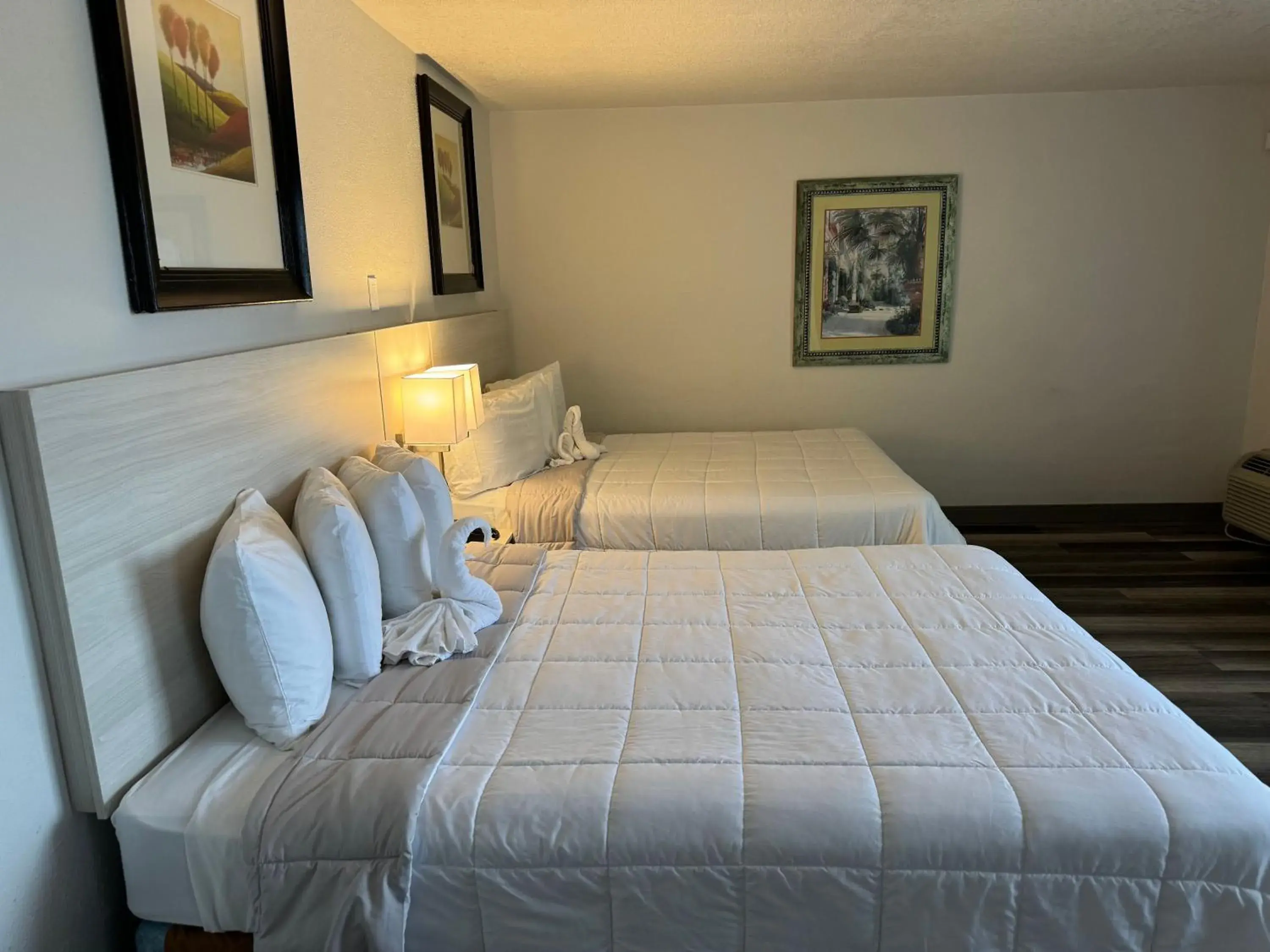 Photo of the whole room, Bed in Emerald Shores Hotel - Daytona Beach