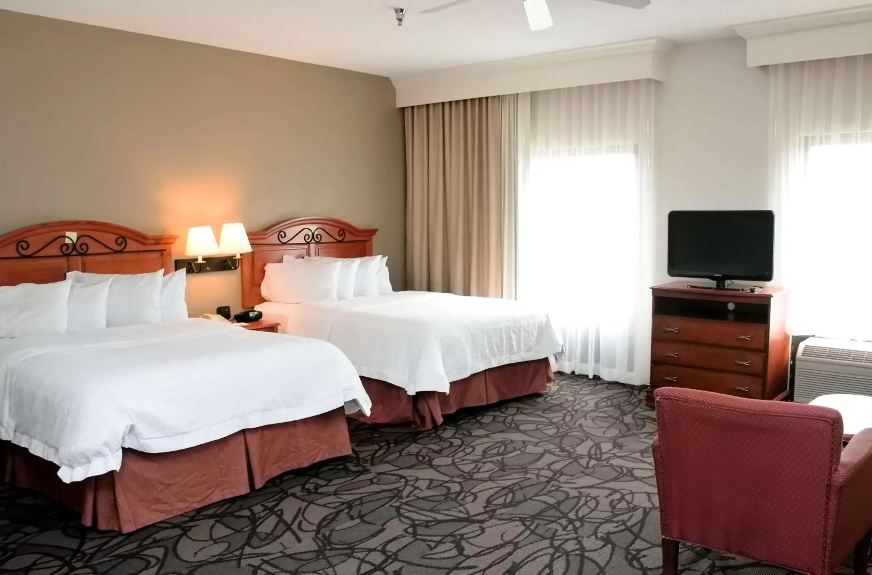 Bed in Hampton Inn & Suites Birmingham-Pelham - I-65