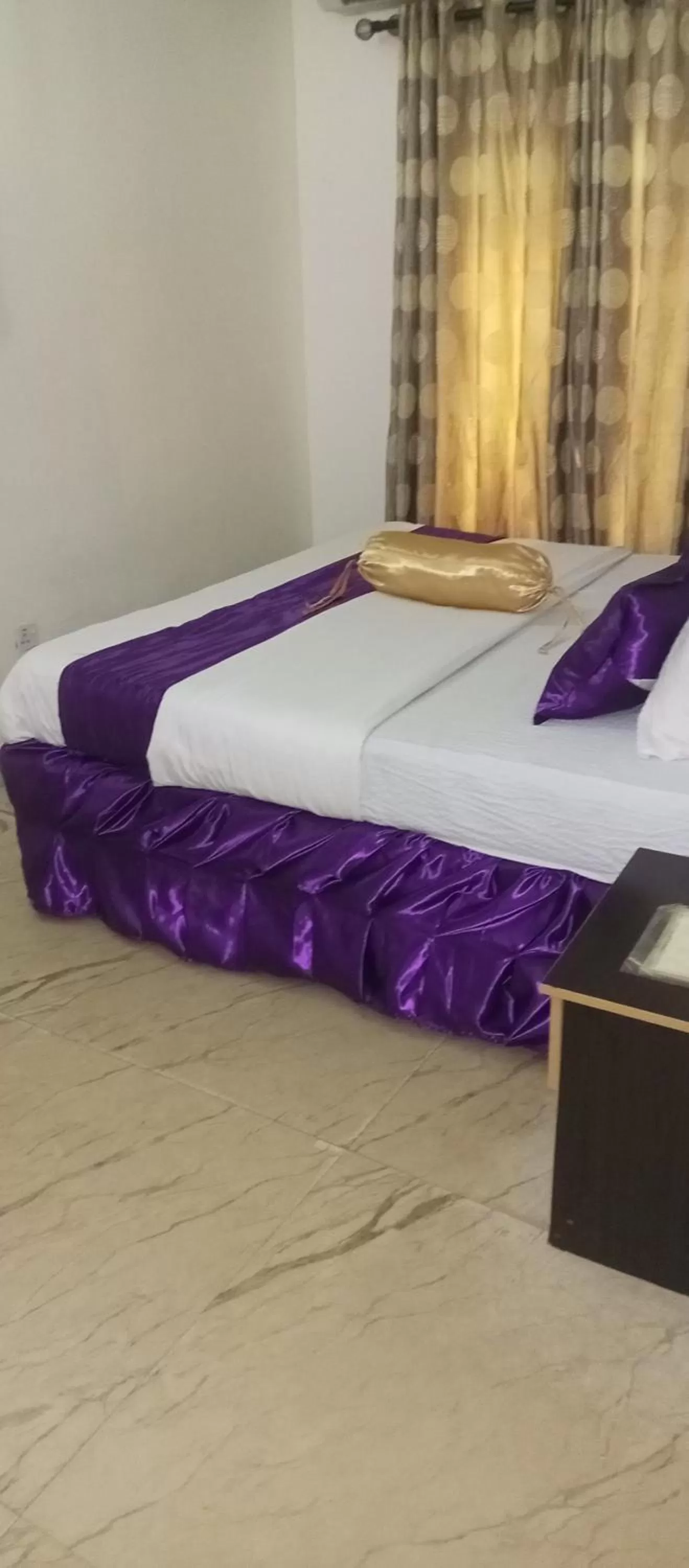 Bed in Nue-Crest Hotels & Suites