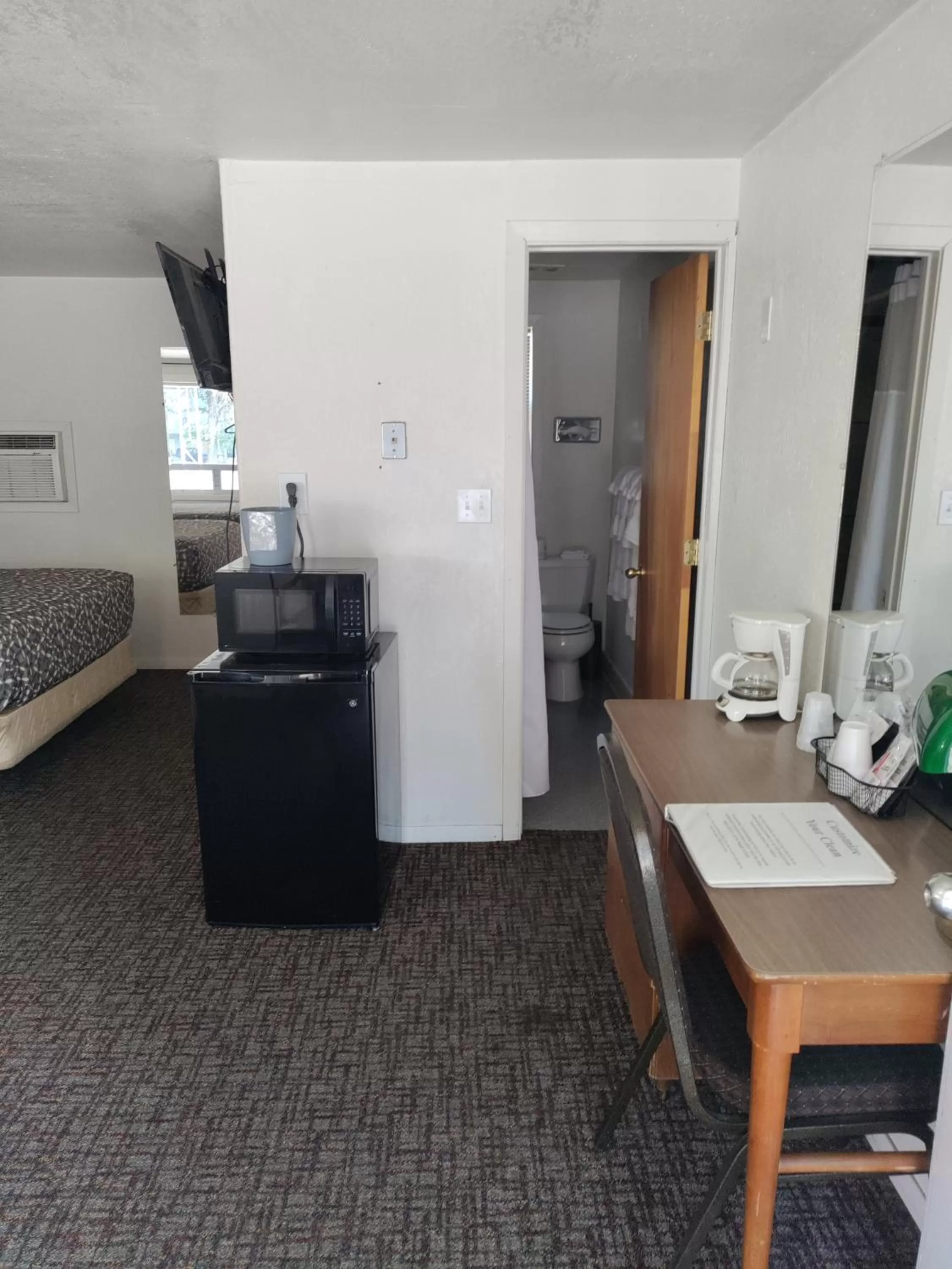 Bathroom, Seating Area in Eight Bar B Motel