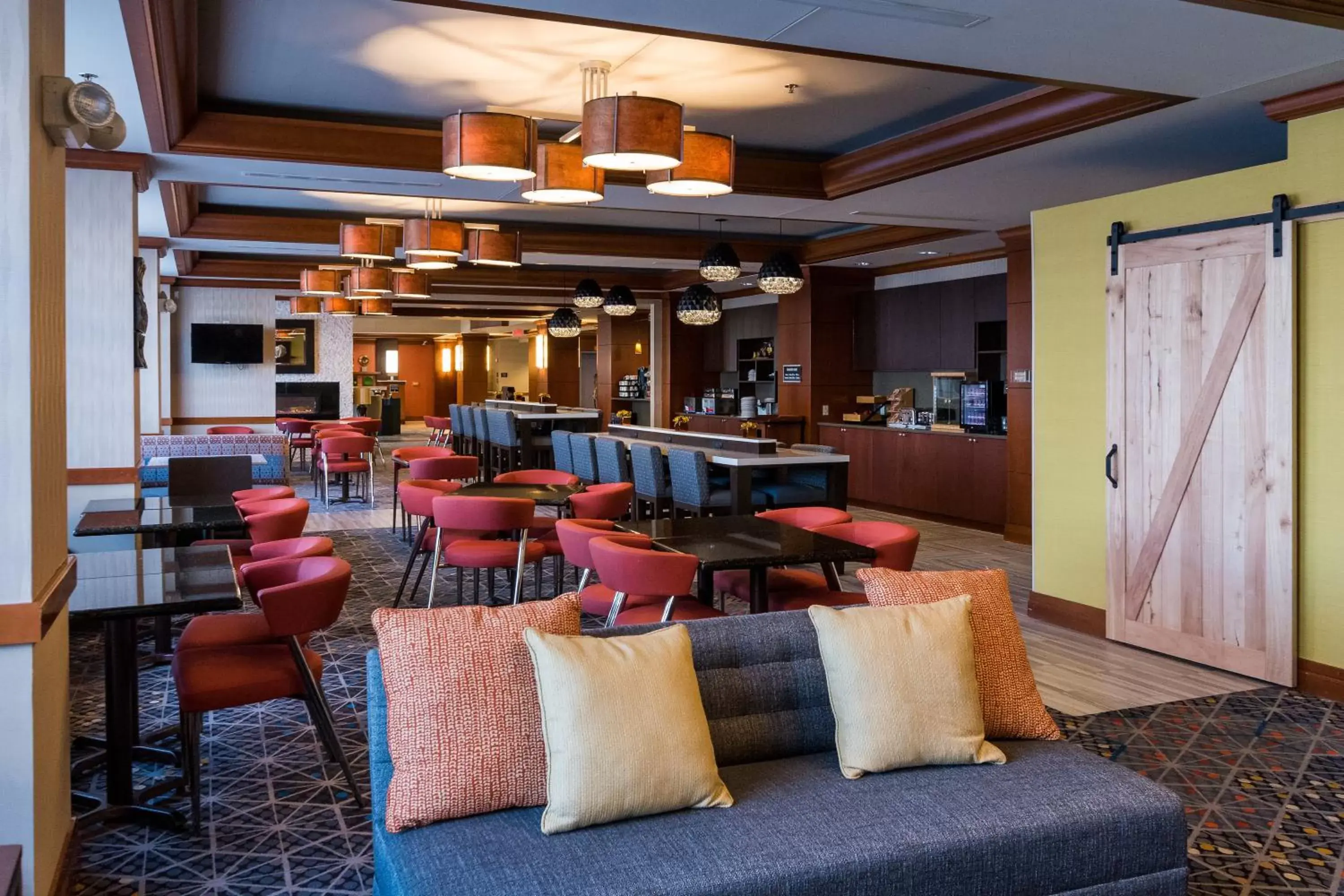Food and drinks, Lounge/Bar in Wyndham Moline on John Deere Commons