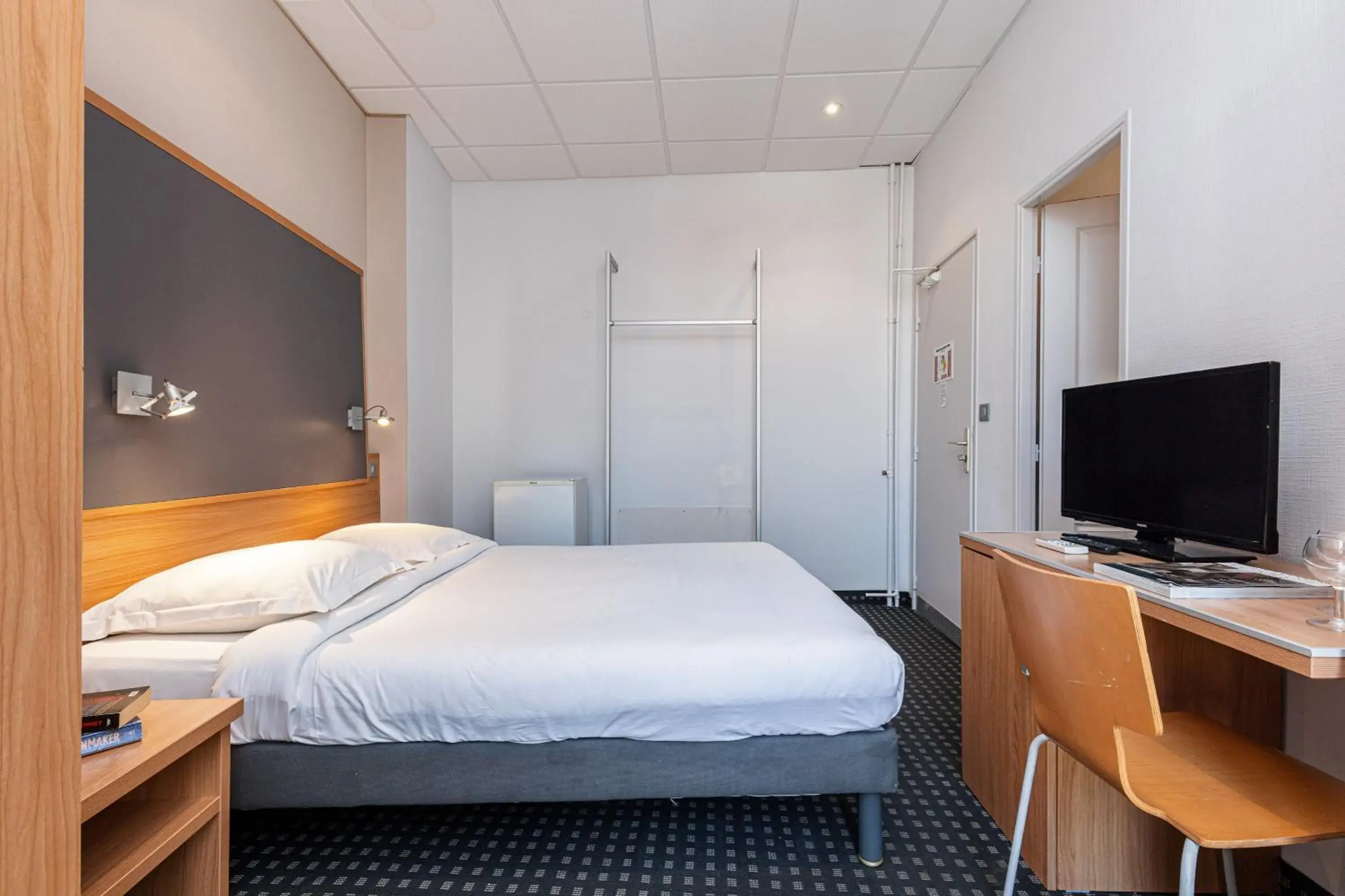 Photo of the whole room, Bed in Modern Waikiki Hotel