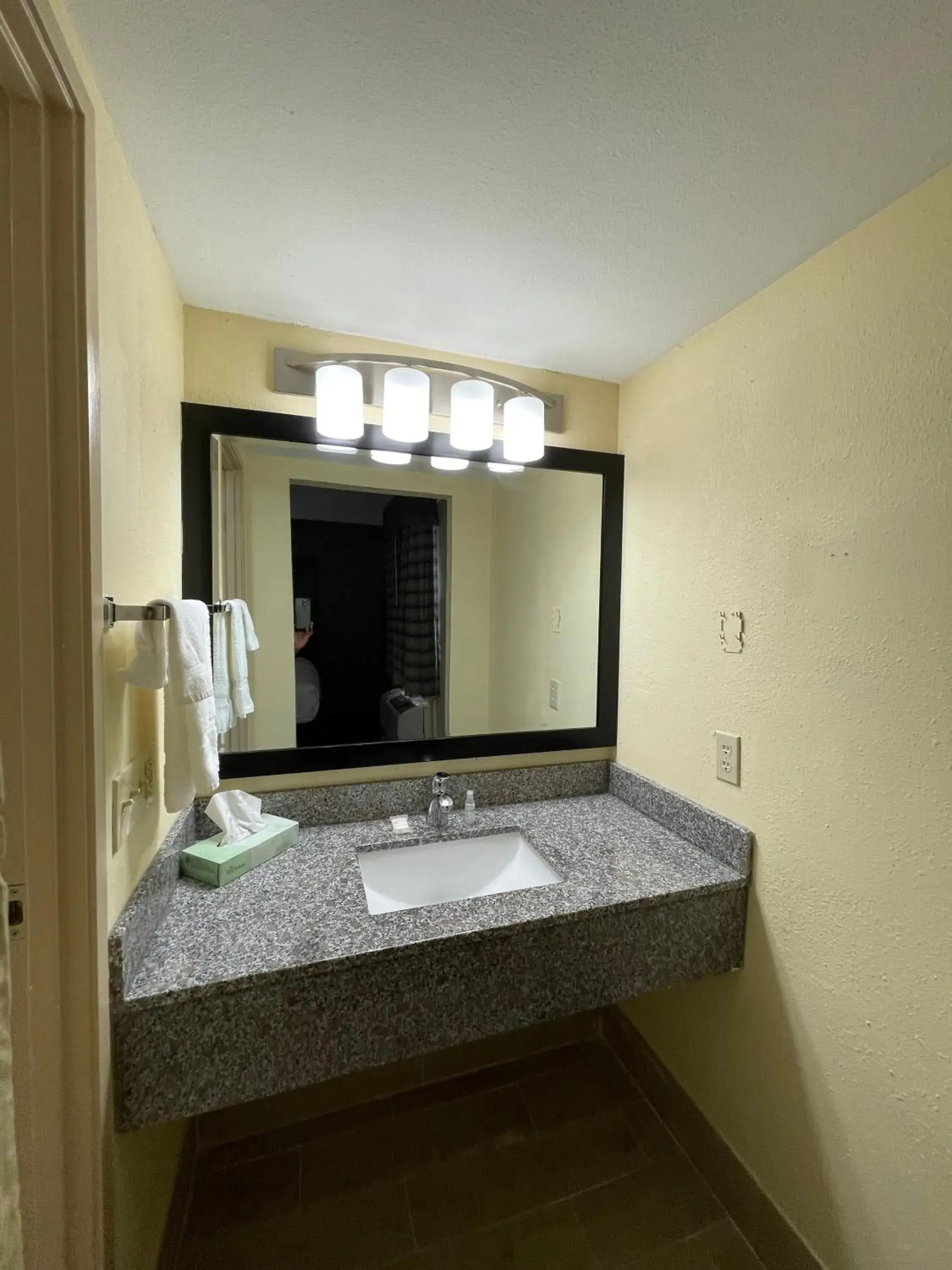 Bathroom in La Quinta Inn by Wyndham Indianapolis Airport Lynhurst