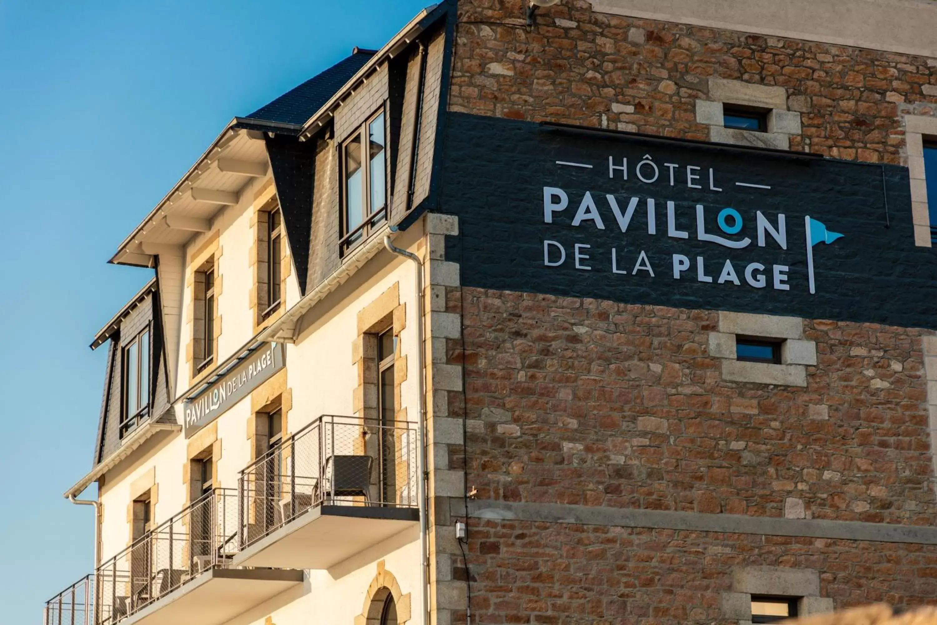 Facade/entrance, Property Building in Pavillon de la plage