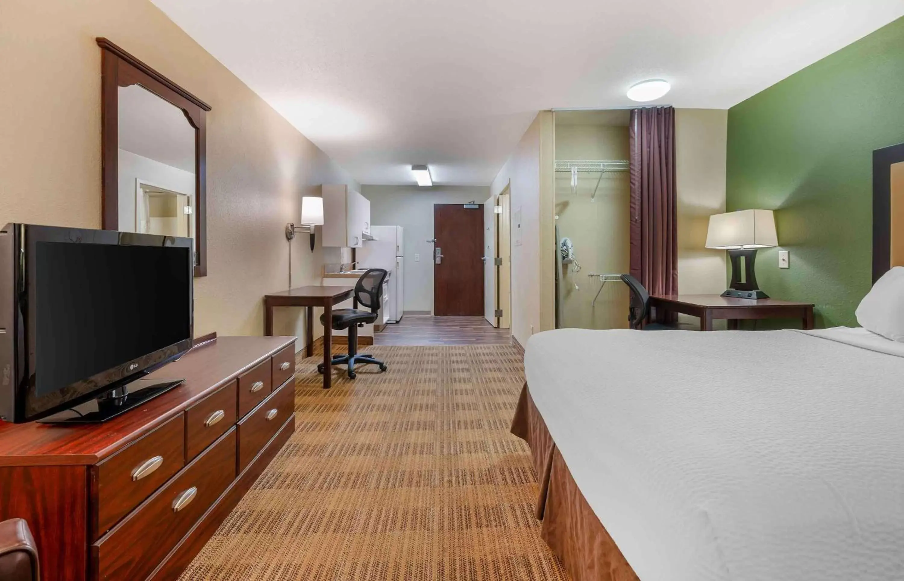 Bedroom, TV/Entertainment Center in Extended Stay America Suites - Cincinnati - Florence - Turfway Rd