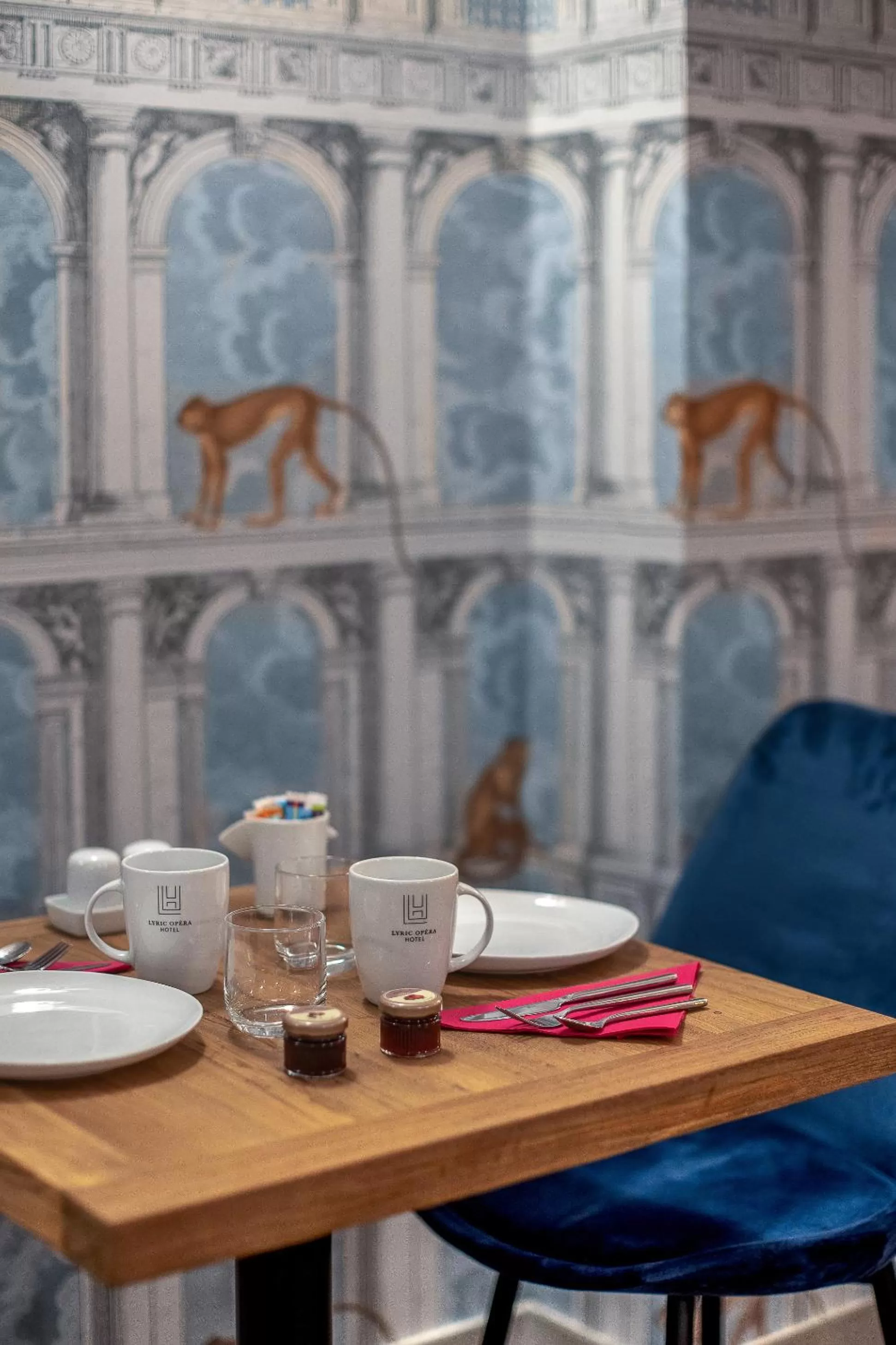 Restaurant/places to eat in Lyric Hotel Paris Opera