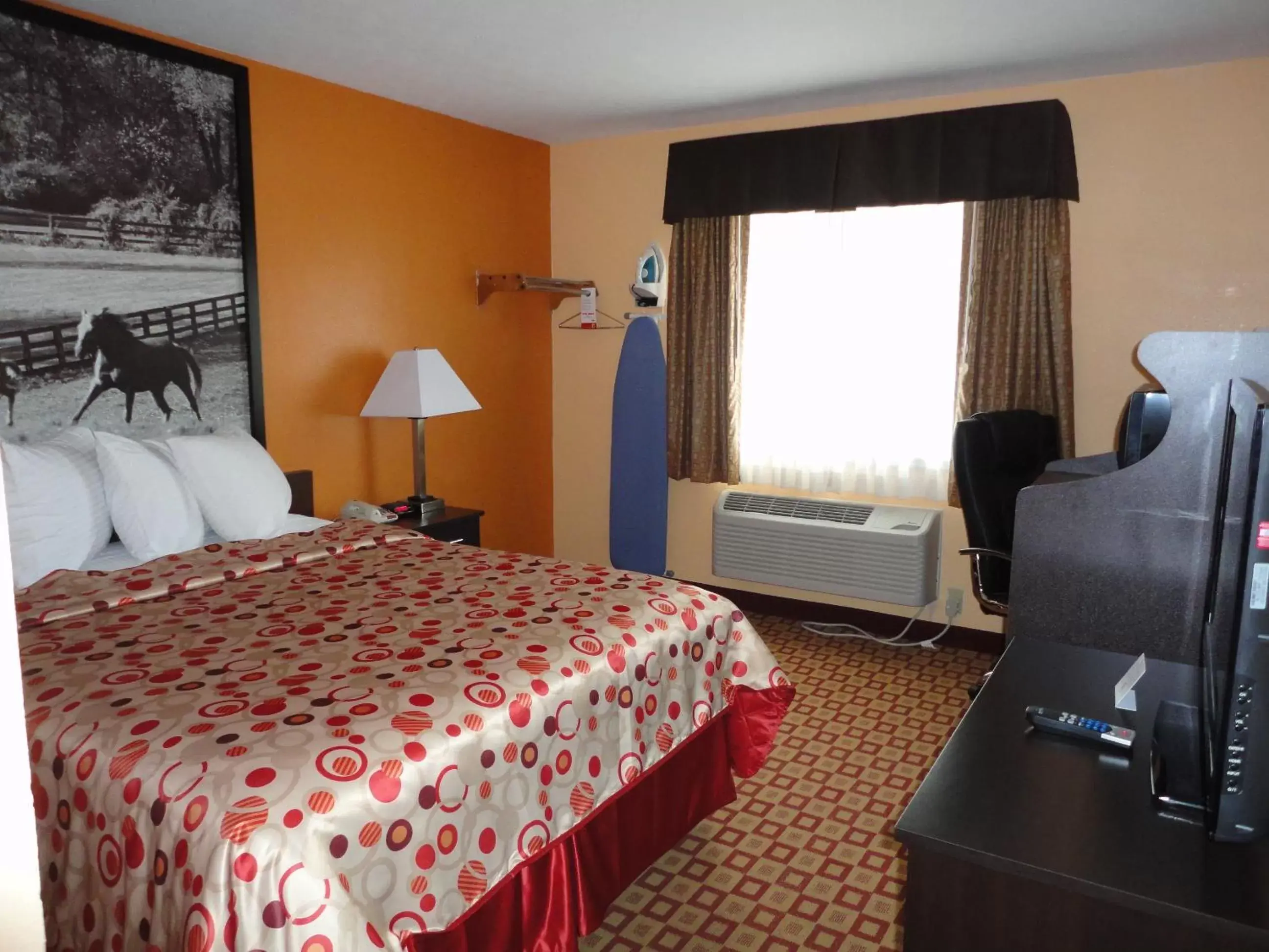 Bedroom, Bed in Super 8 by Wyndham Bowling Green South