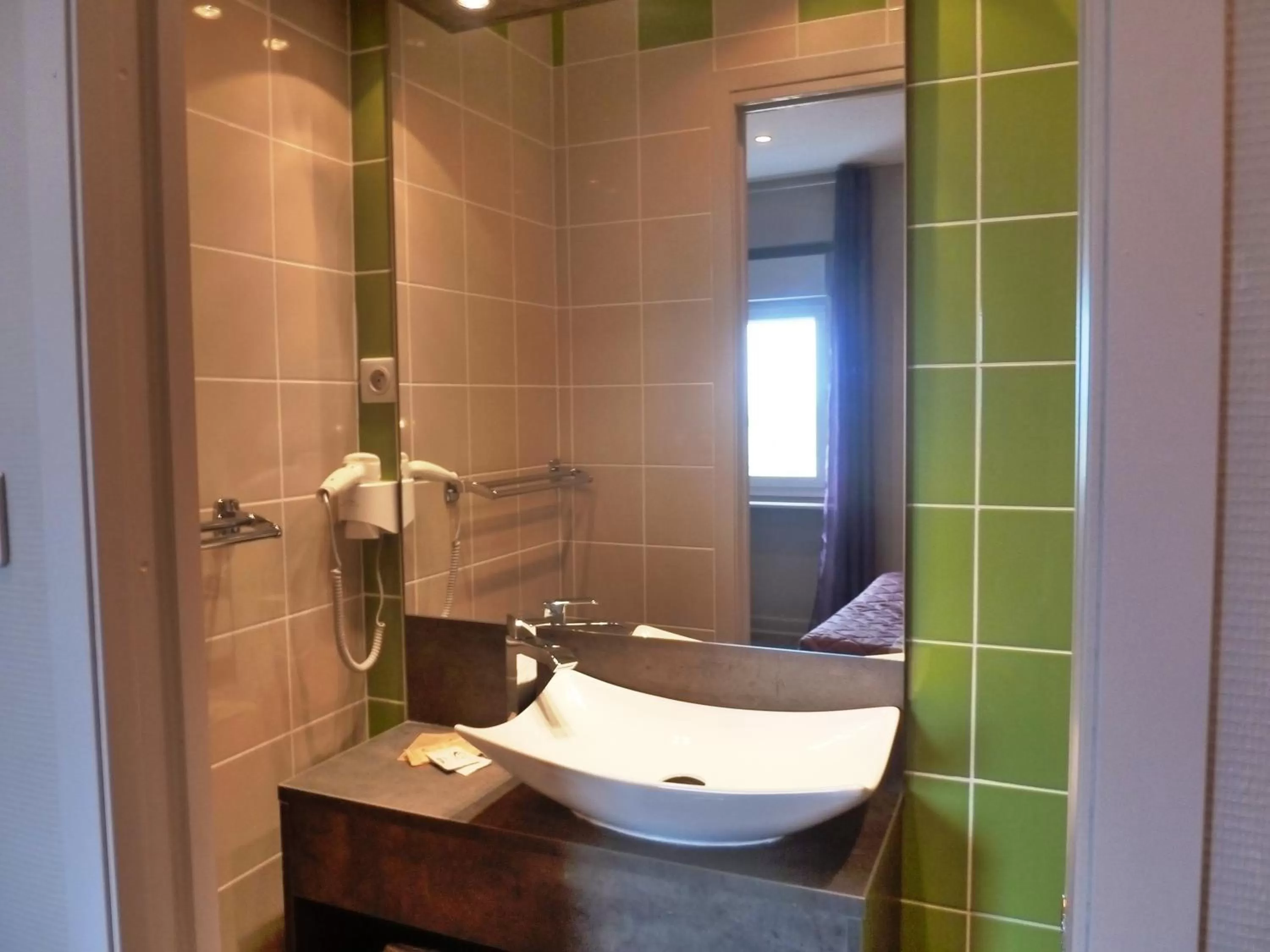 Bathroom in Hôtel Concorde - Rodez Centre Ville
