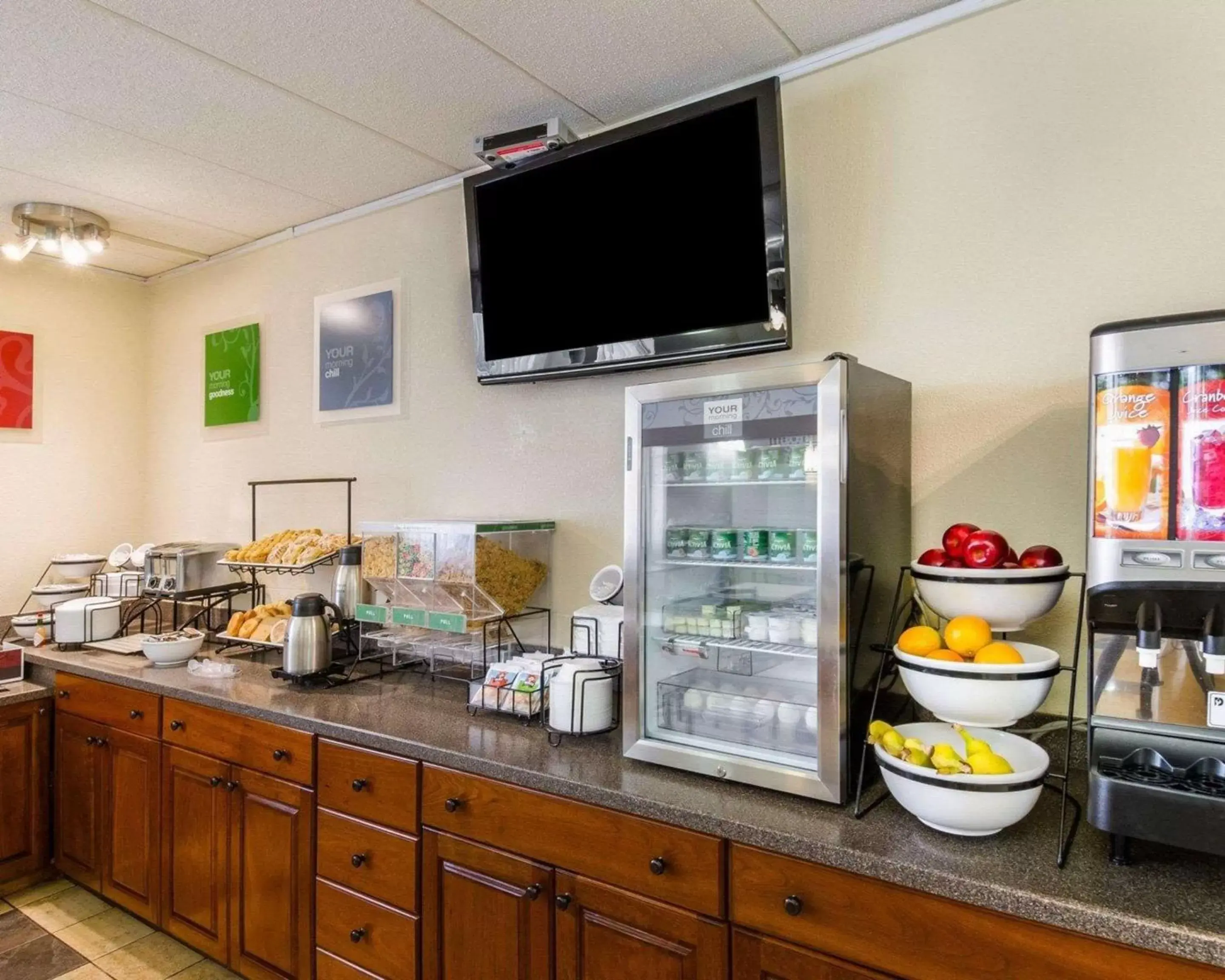 Restaurant/places to eat in Holiday Inn Express - Fall River North