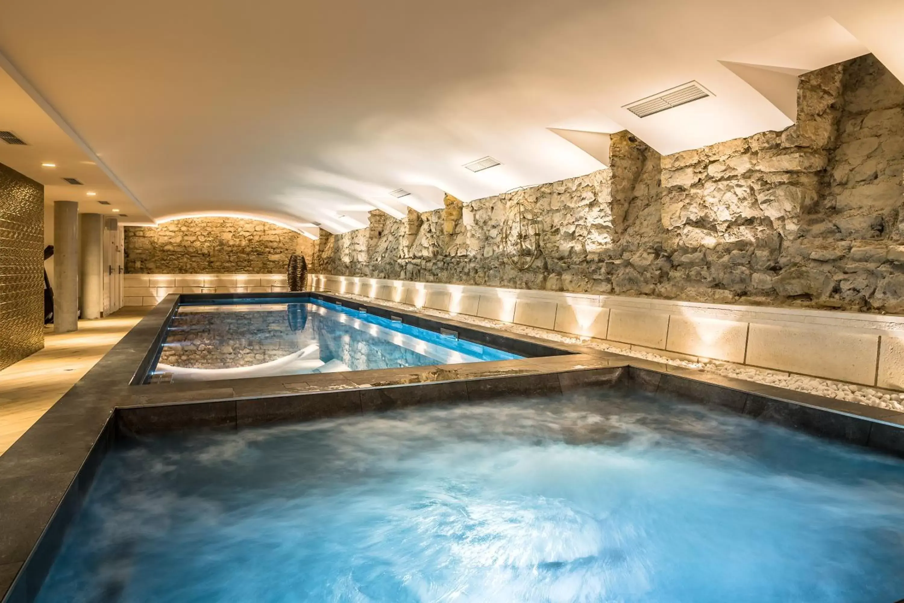 Hot Tub, Swimming Pool in Hôtel & Spa Madison Saint Jean de Luz