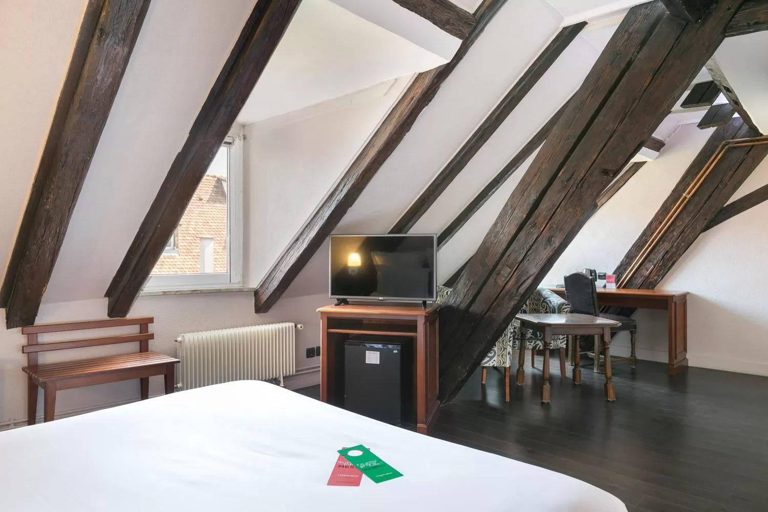 TV and multimedia, Bed in Hôtel de l'Europe by HappyCulture