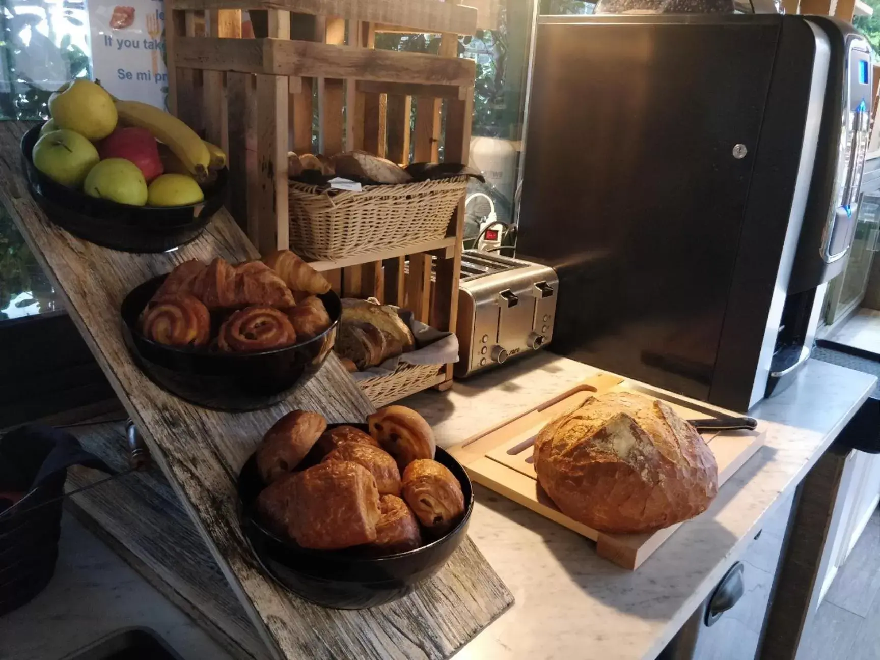 Buffet breakfast, Food in Hotel et Appartements Reine D'Azur