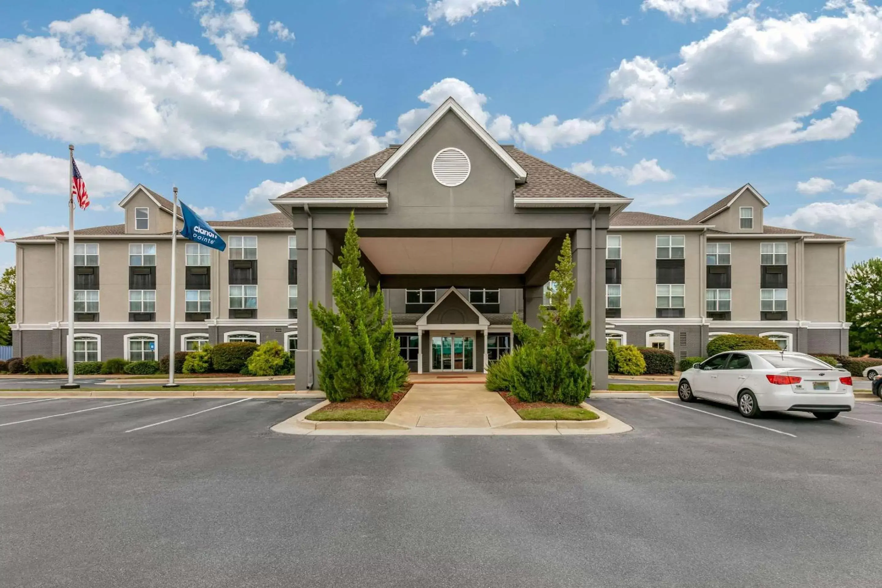 Property building in Clarion Pointe Columbus-Bradley Park Property building in Clarion Pointe Columbus-Bradley Park