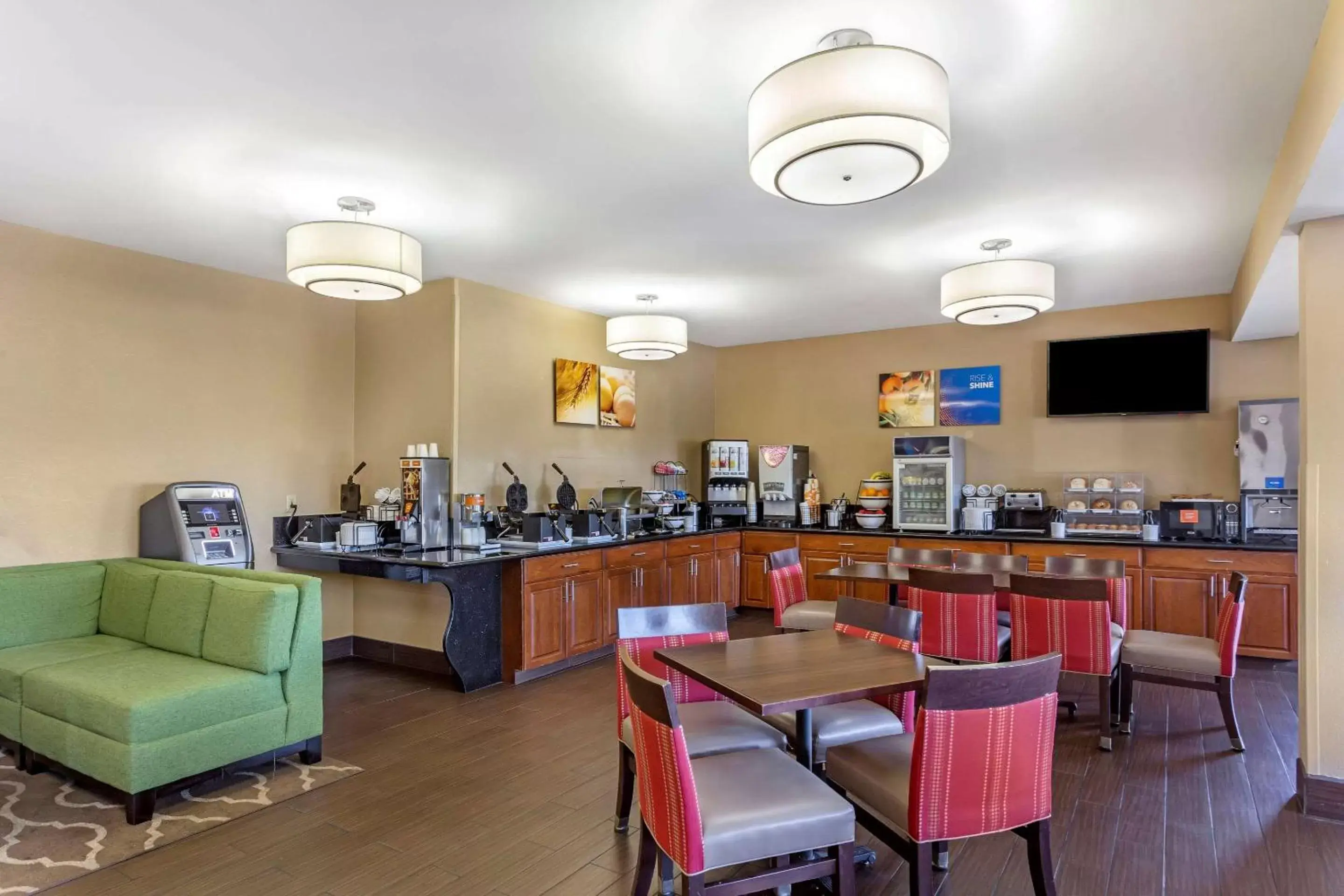Restaurant/Places to Eat in Comfort Inn Gurnee near Six Flags