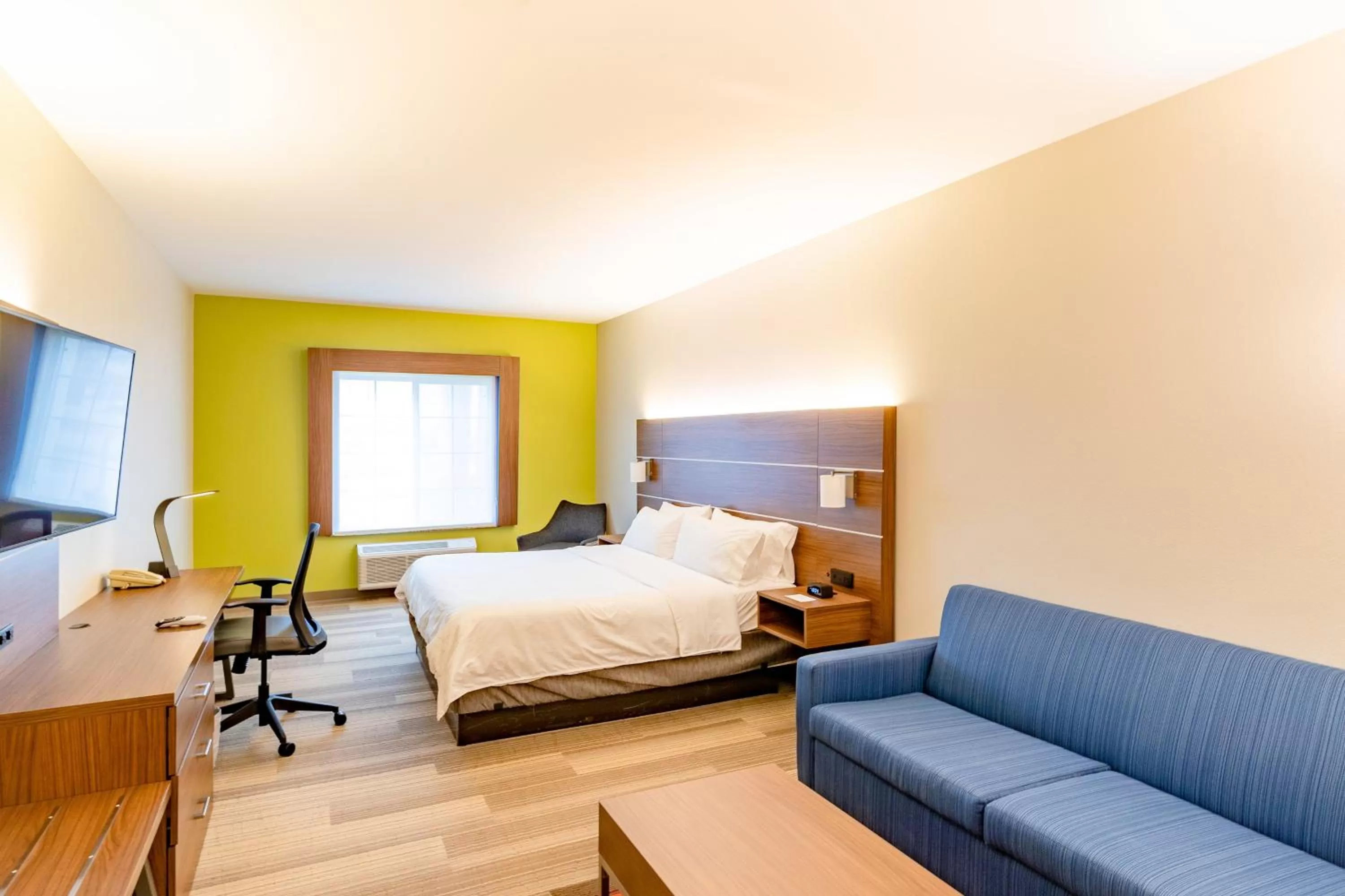 Photo of the whole room, Bed in Holiday Inn Express Hereford by IHG