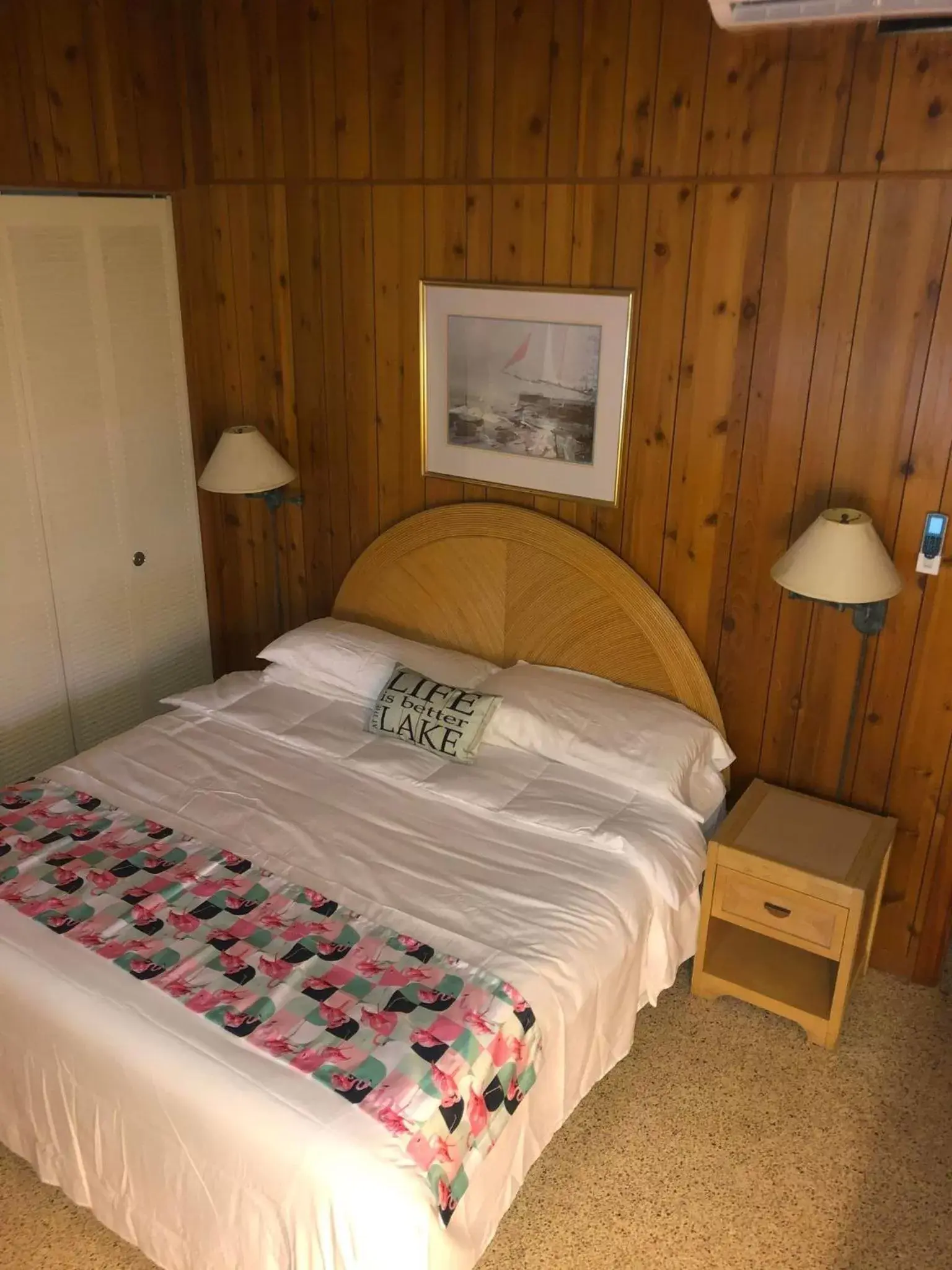 Bed in Tropical Marina & Resort on Lake Beresford