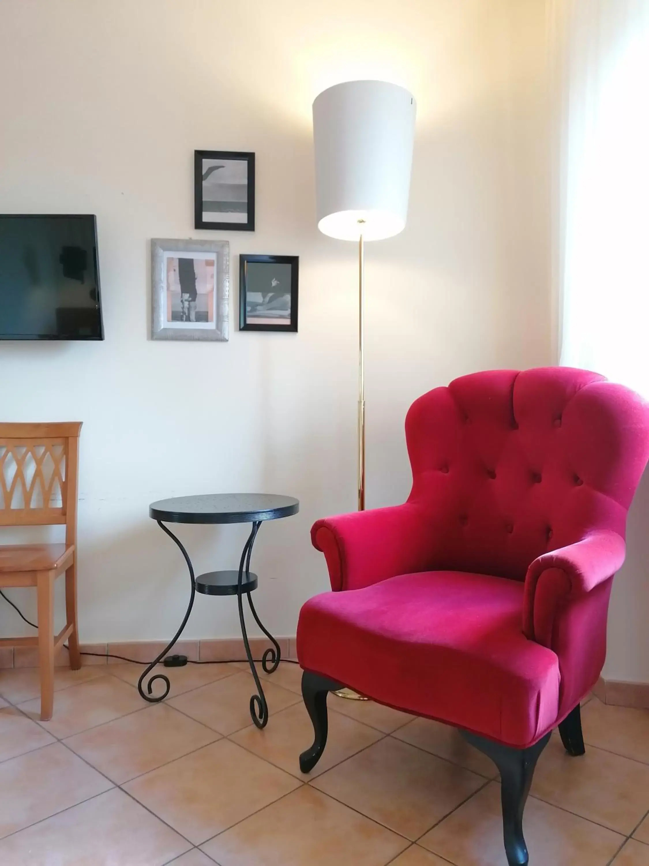 Photo of the whole room, Seating Area in Hotel Lauri