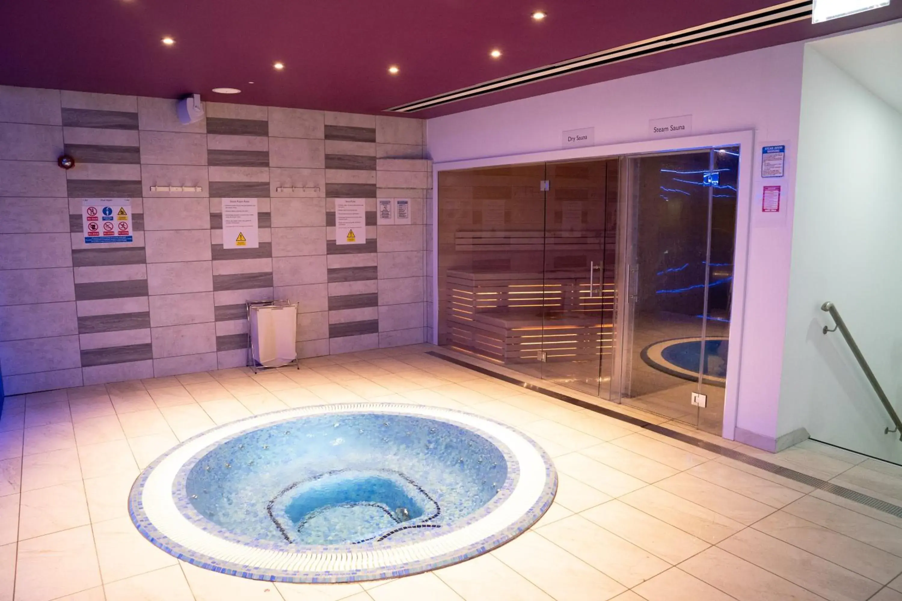 Hot Tub, Swimming Pool in Atrium Hotel Heathrow