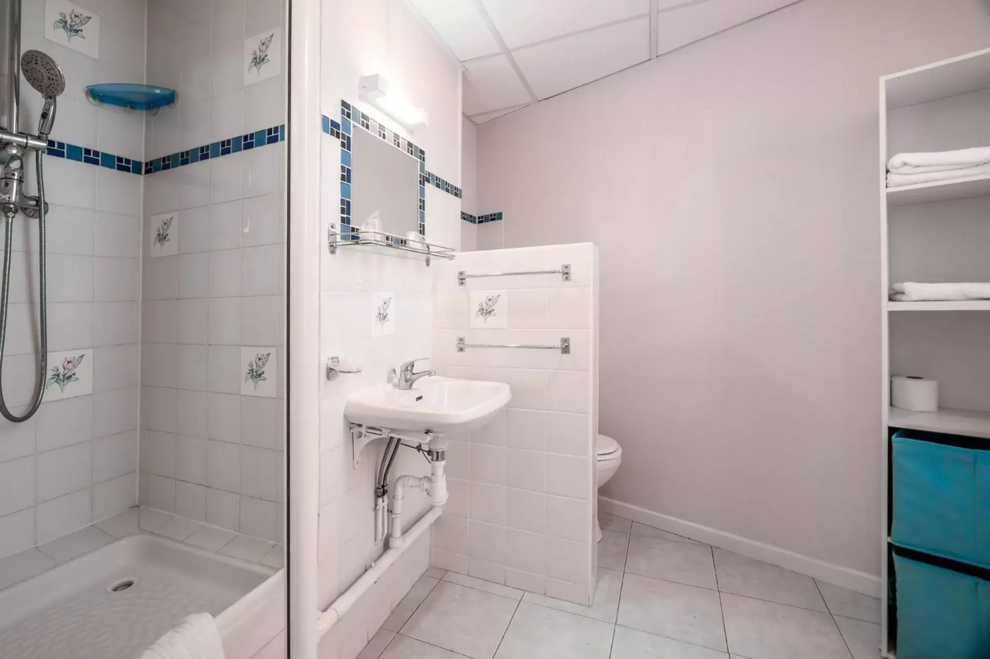 Bathroom in Hôtel des Moulins