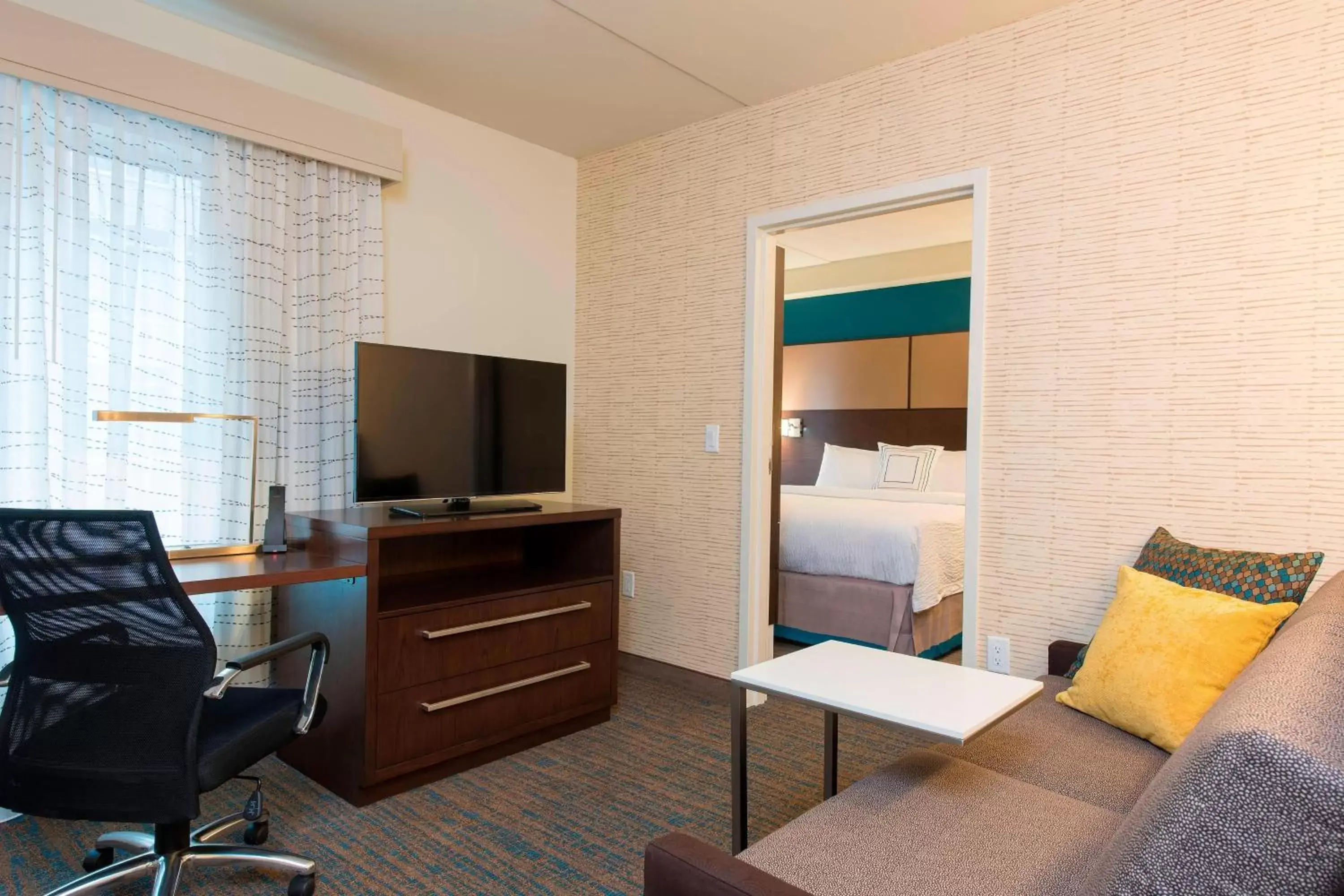 Living room, TV/Entertainment Center in Residence Inn by Marriott Ann Arbor Downtown