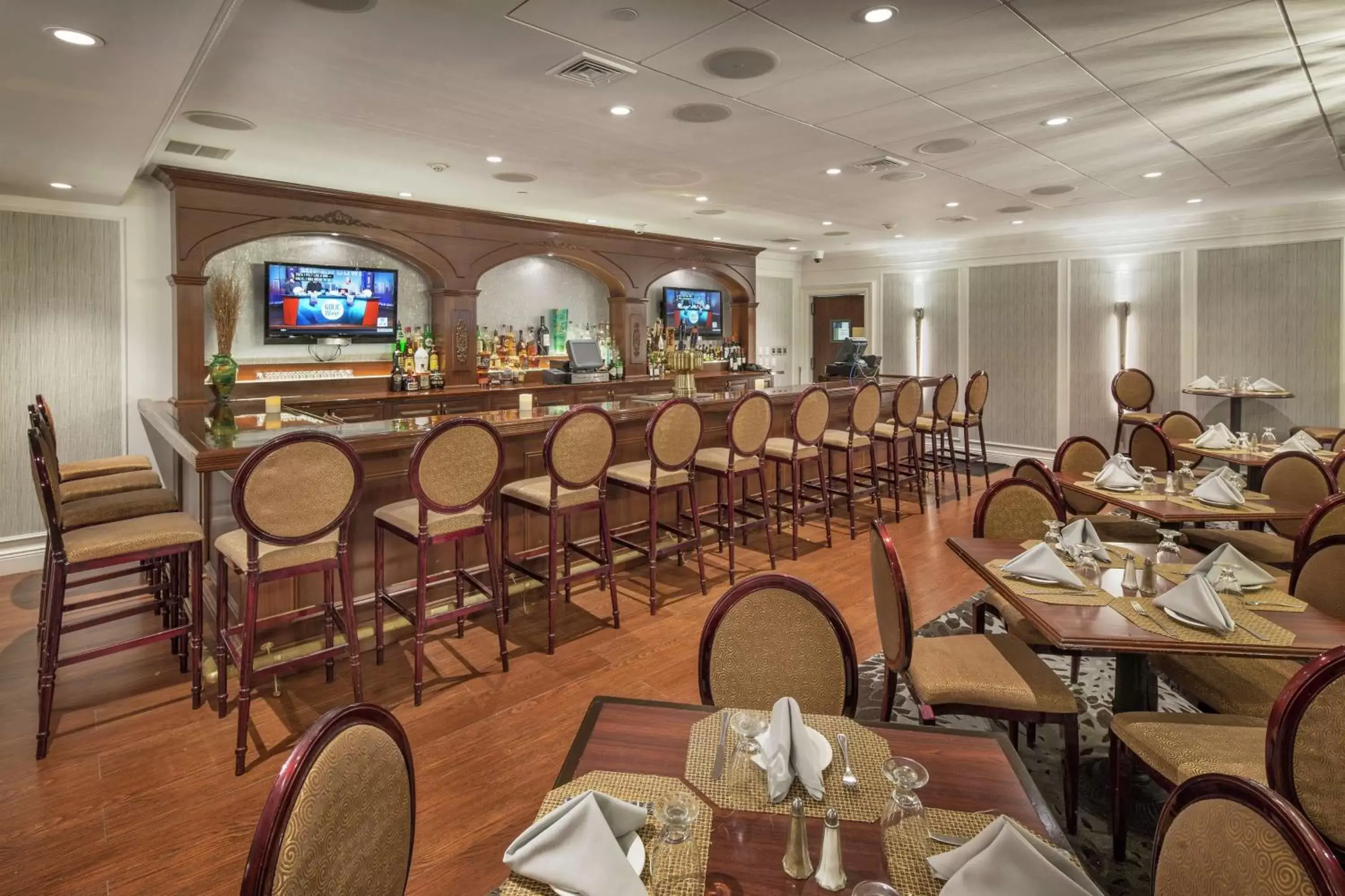Lounge or bar, Restaurant/Places to Eat in DoubleTree by Hilton Nanuet