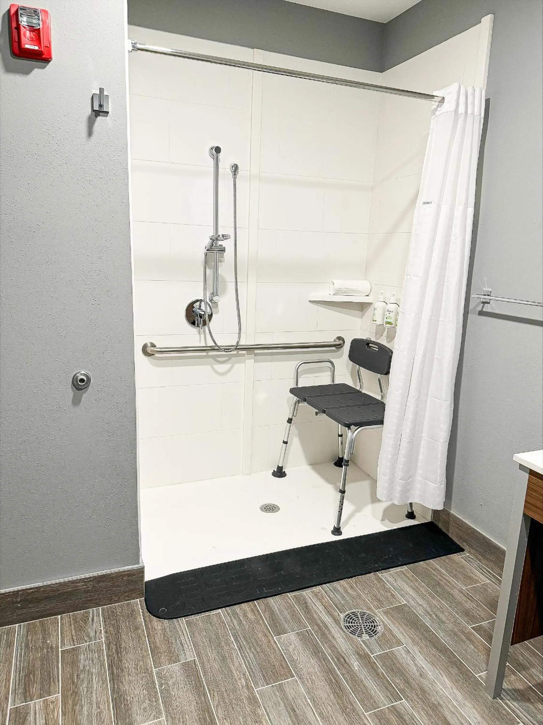 Bathroom in La Quinta Inn & Suites by Wyndham Mount Laurel Moorestown