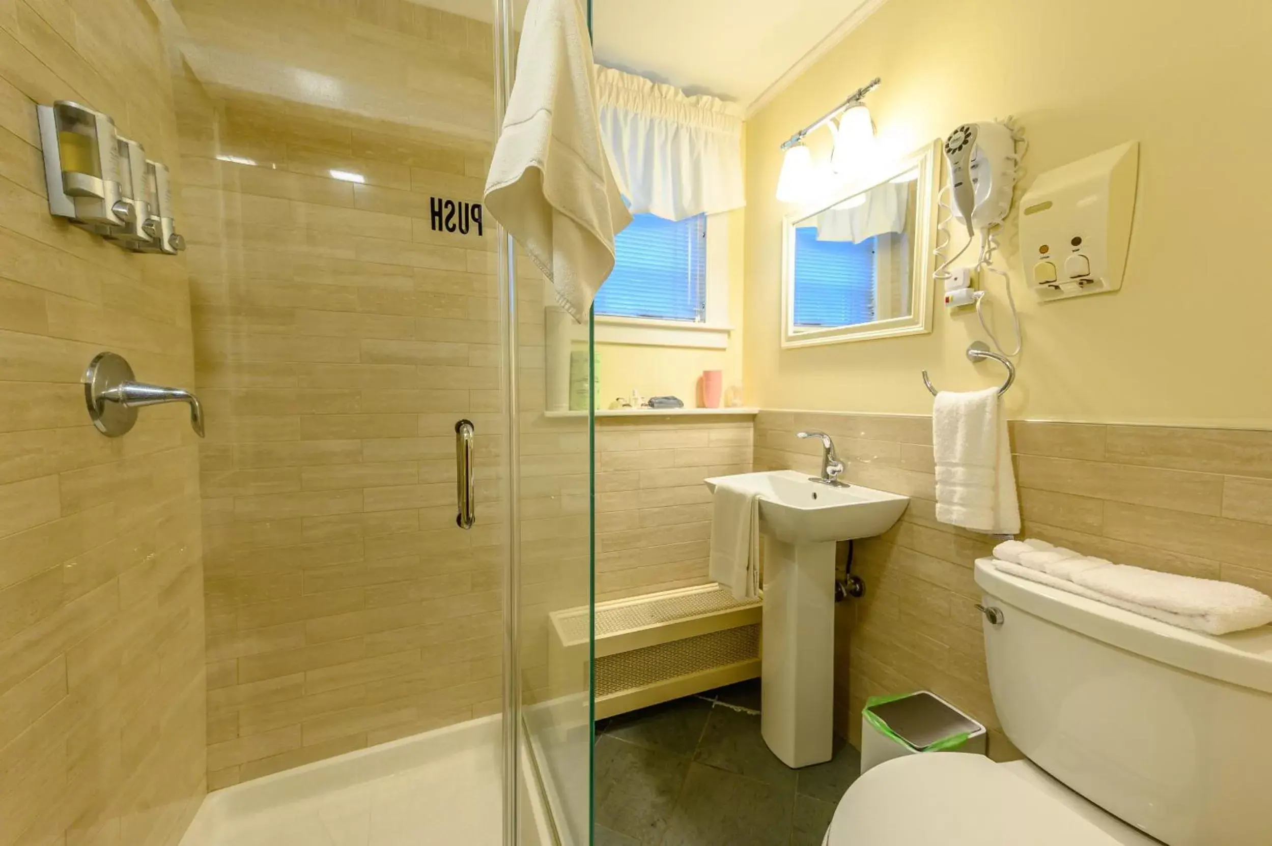 Bathroom in Brass Lantern Inn