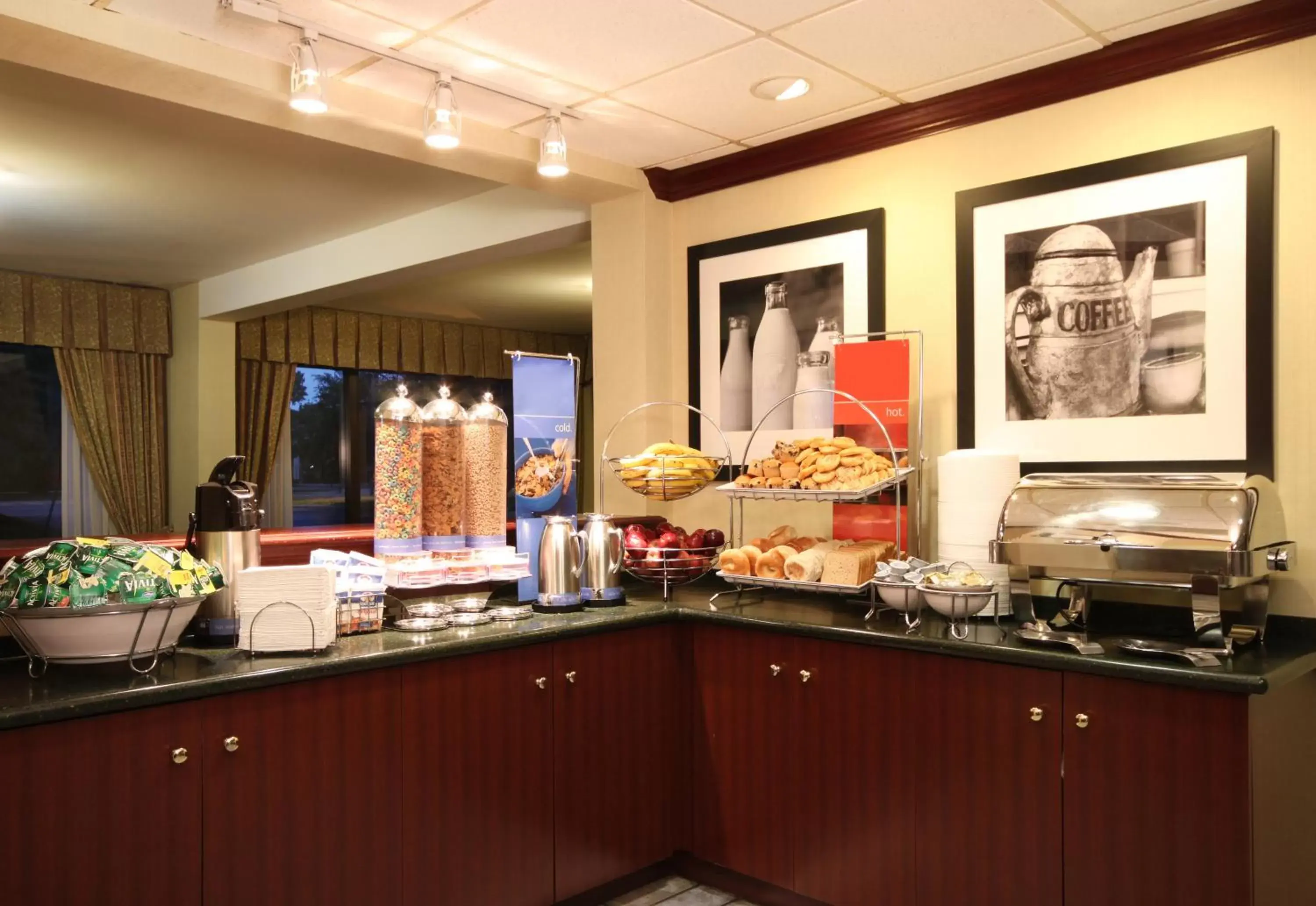 Continental breakfast, Restaurant/Places to Eat in SureStay Hotel by Best Western Secaucus Meadowlands
