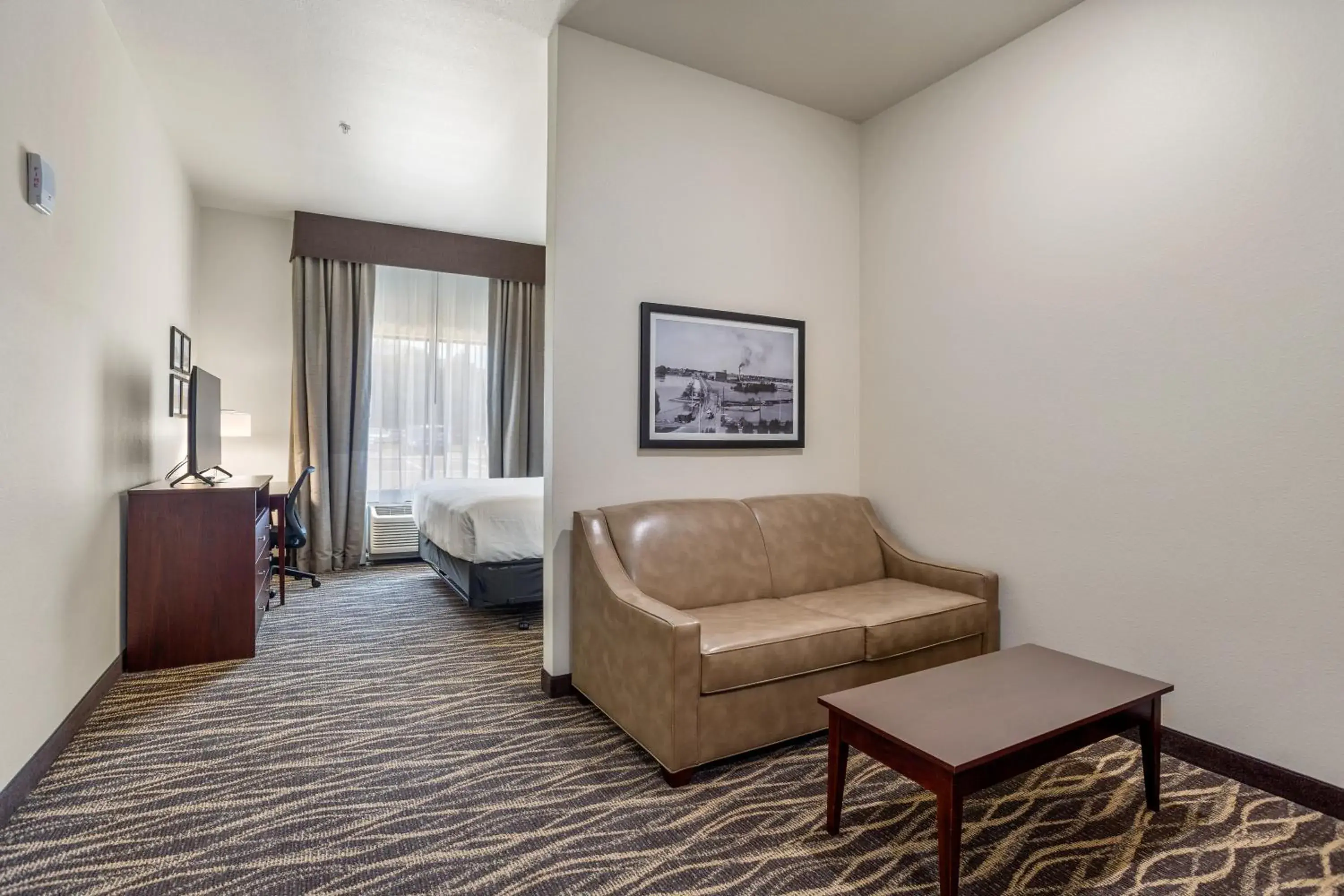 Bed, Seating Area in Cobblestone Hotel & Suites - De Pere