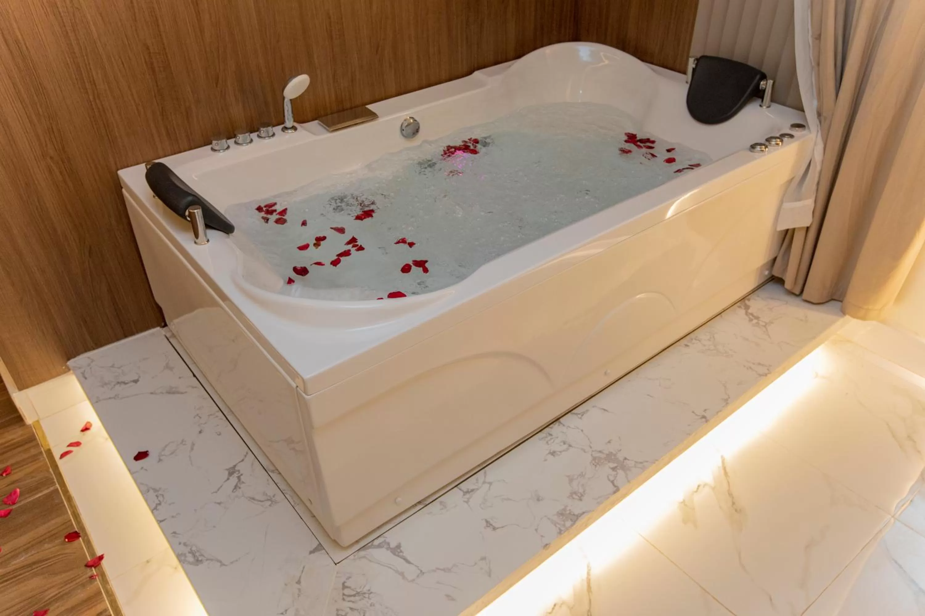 Luxury Night Al Mounisea