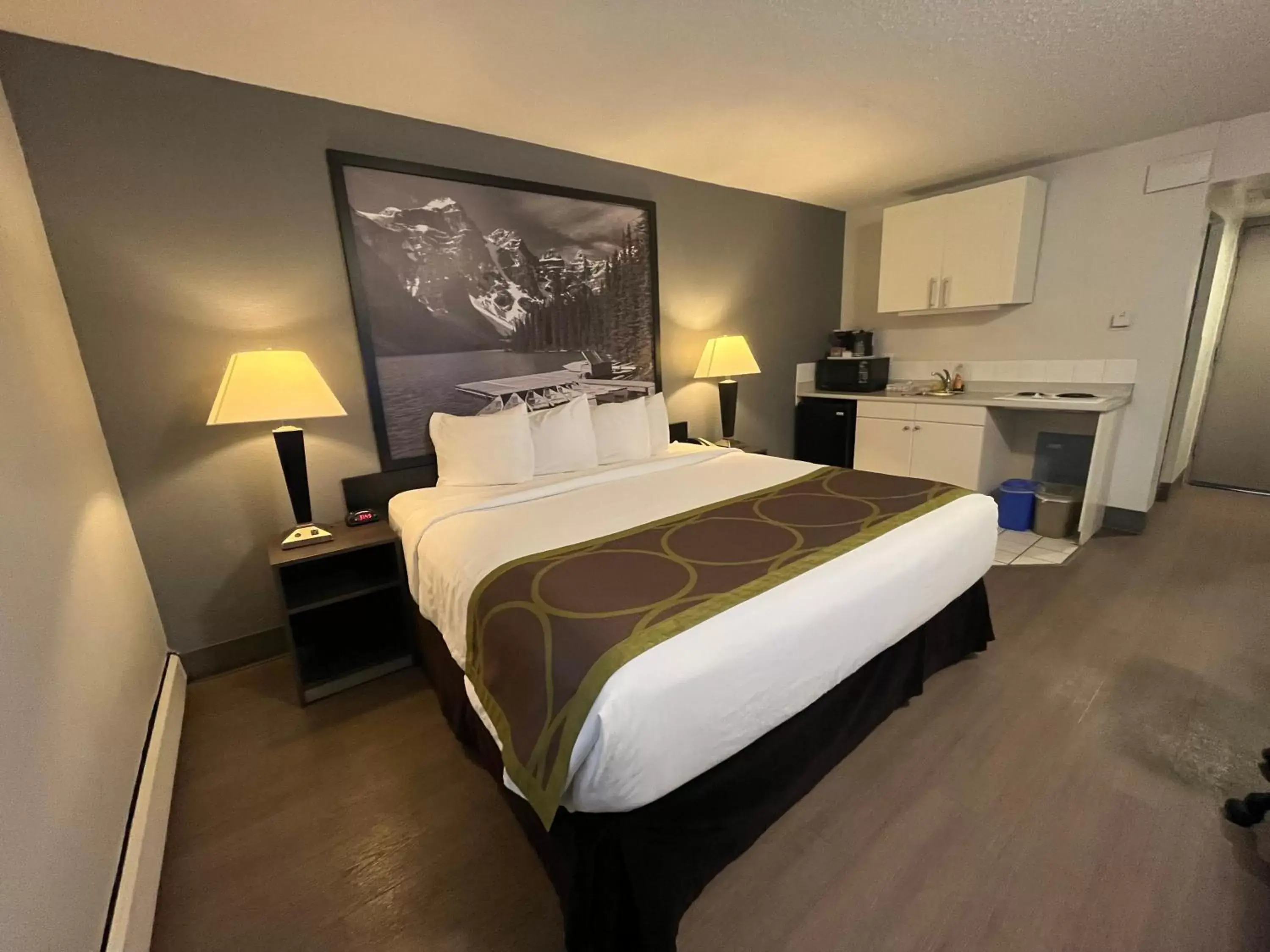 Bedroom, Bed in Super 8 by Wyndham Macleod Trail Calgary