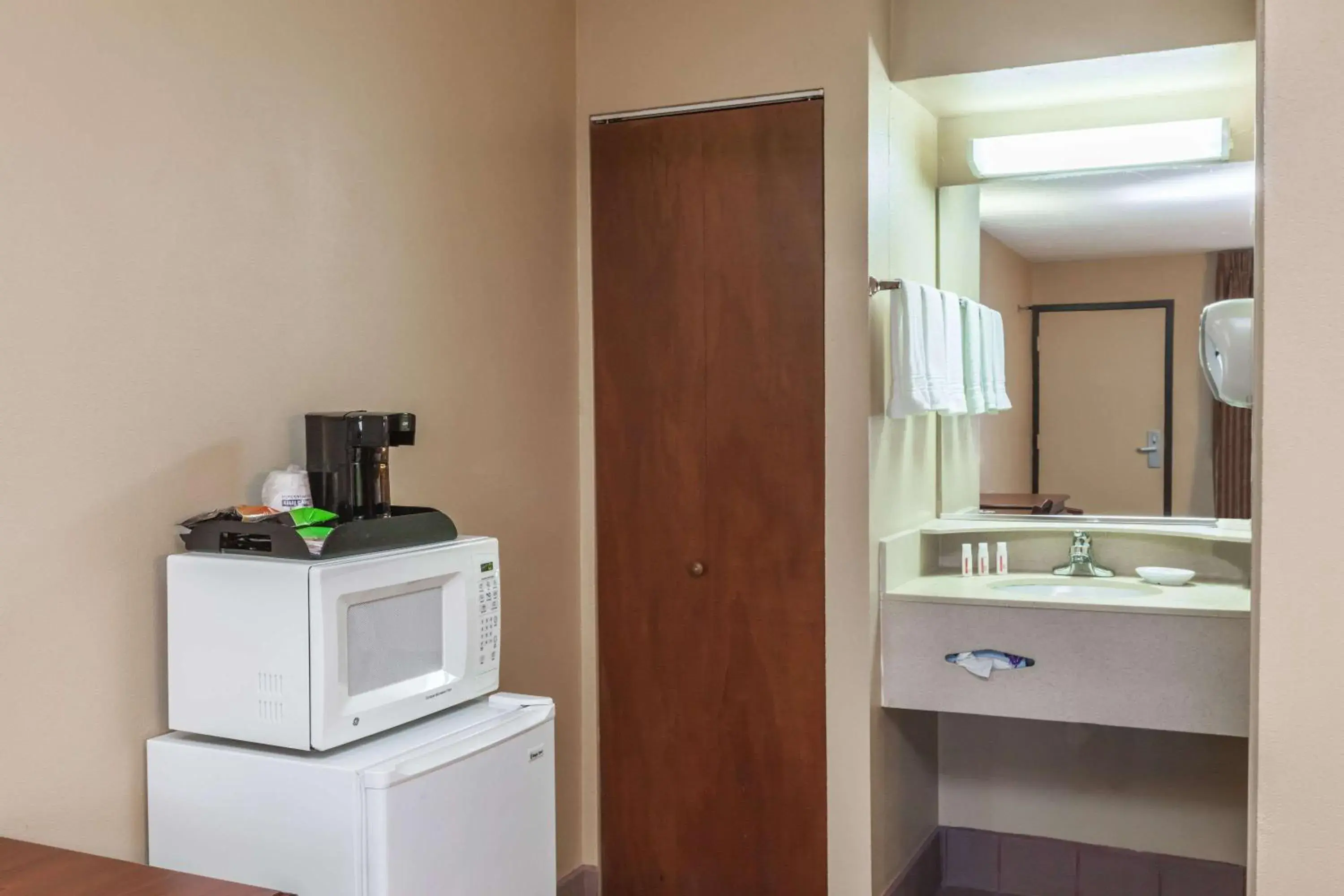 Photo of the whole room, Bathroom in Red Carpet Inn Elkton