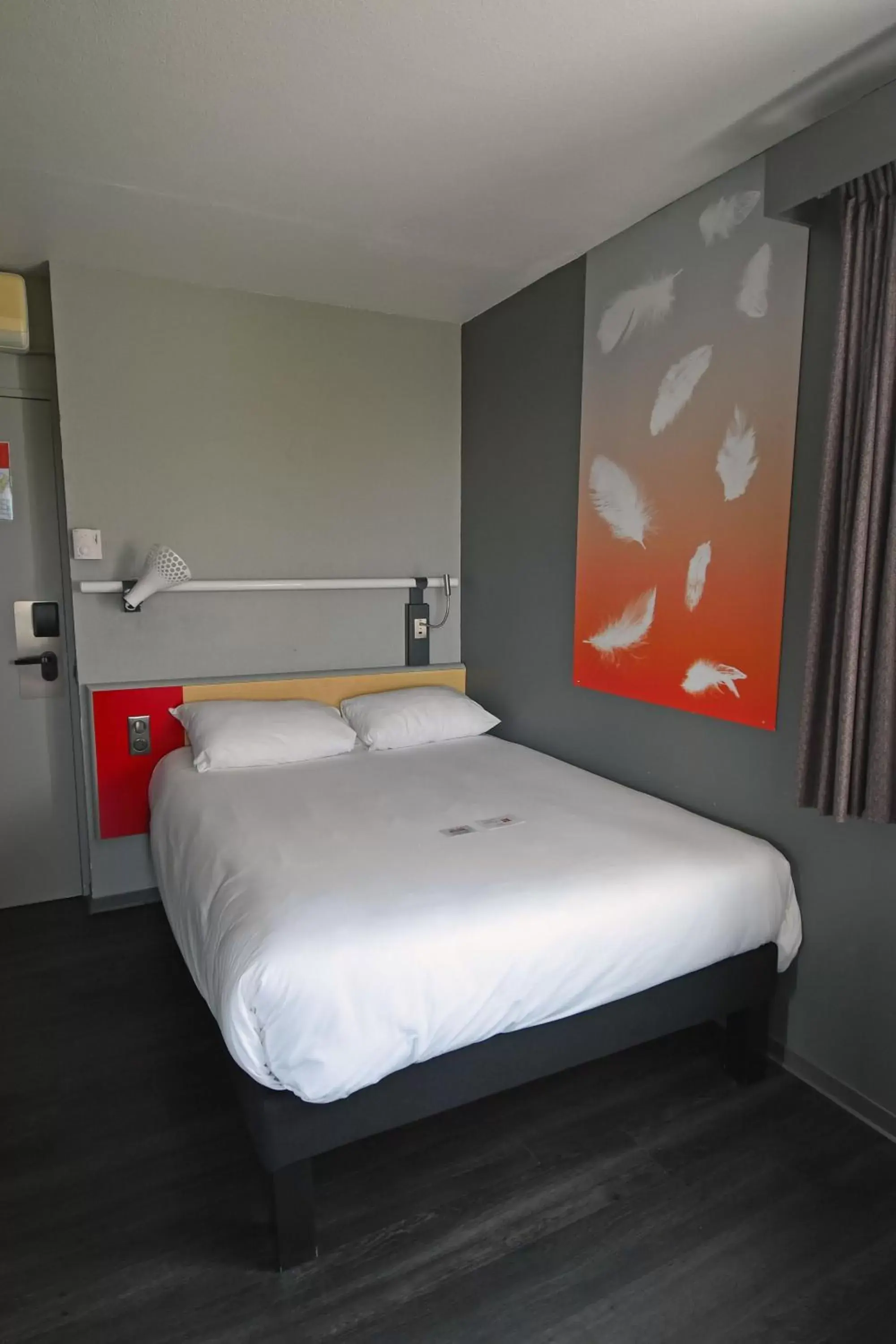 Bedroom, Bed in ibis Saintes