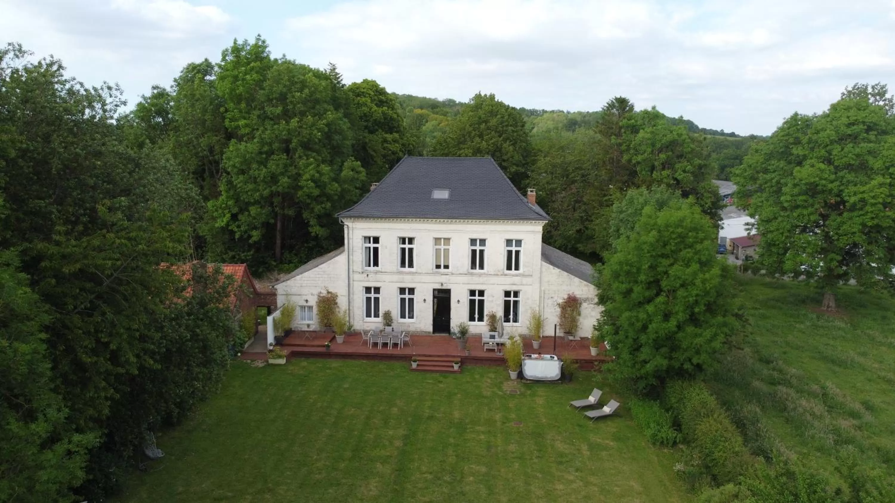 Property building in Maison De Plumes