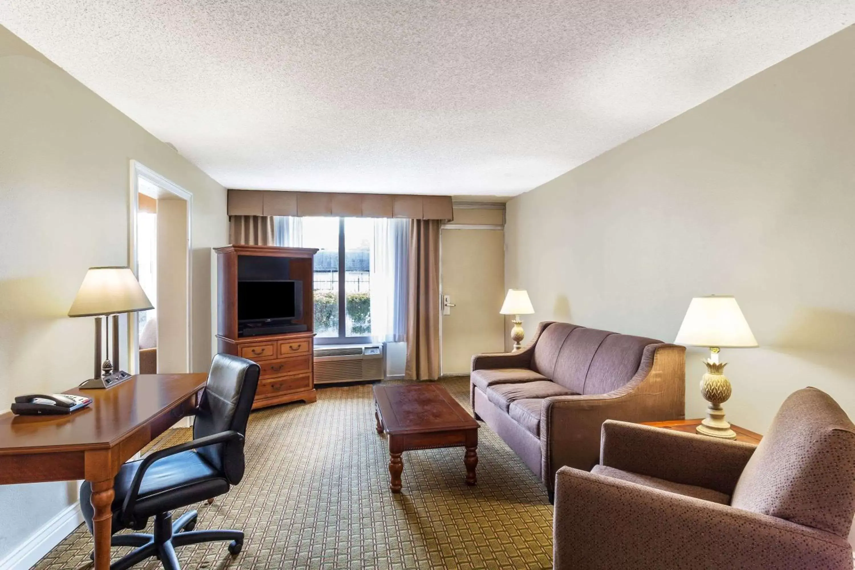 Photo of the whole room, Seating Area in Ramada by Wyndham Houma