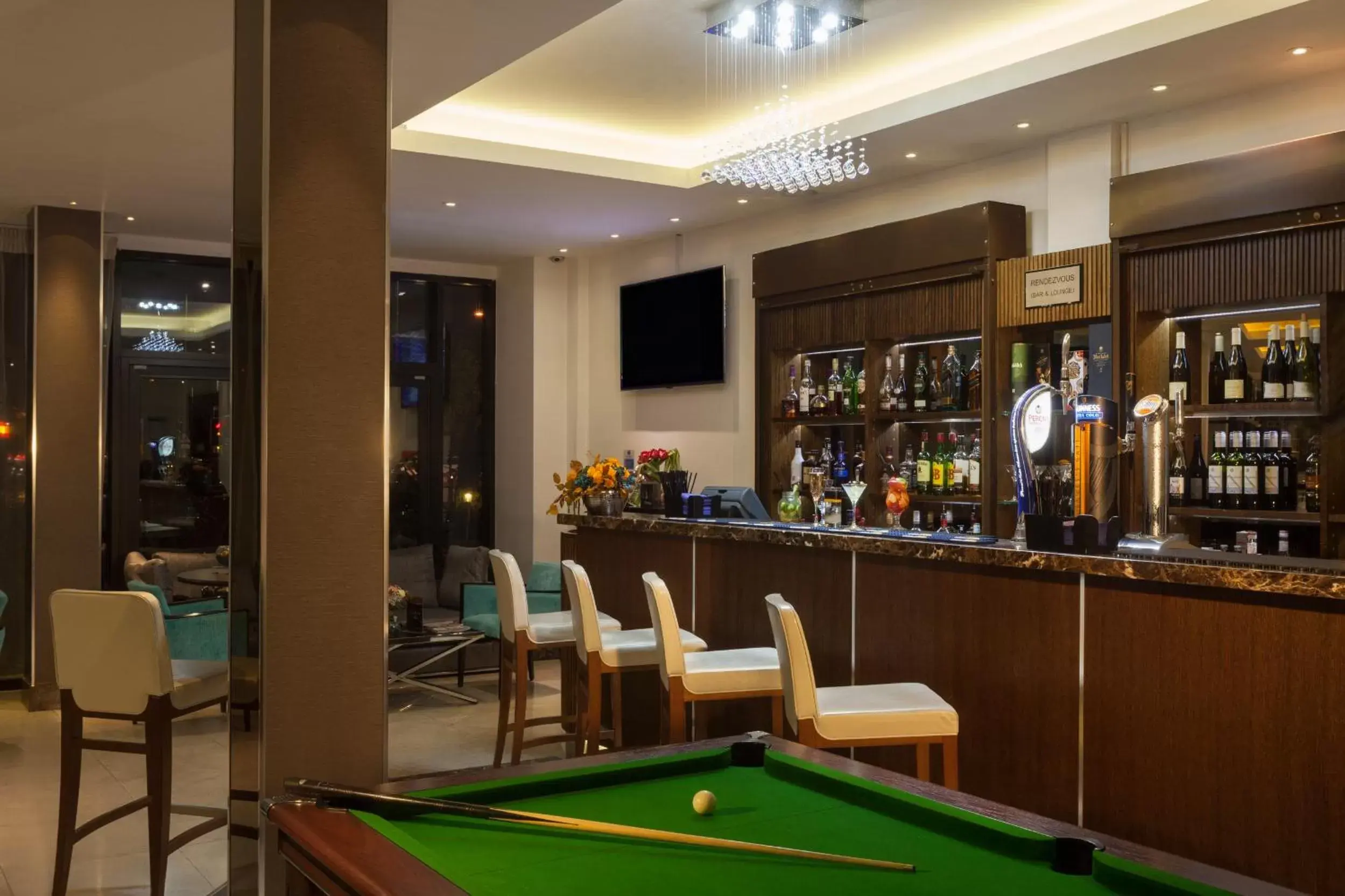 Billiard, Lounge/Bar in Park Grand London Heathrow