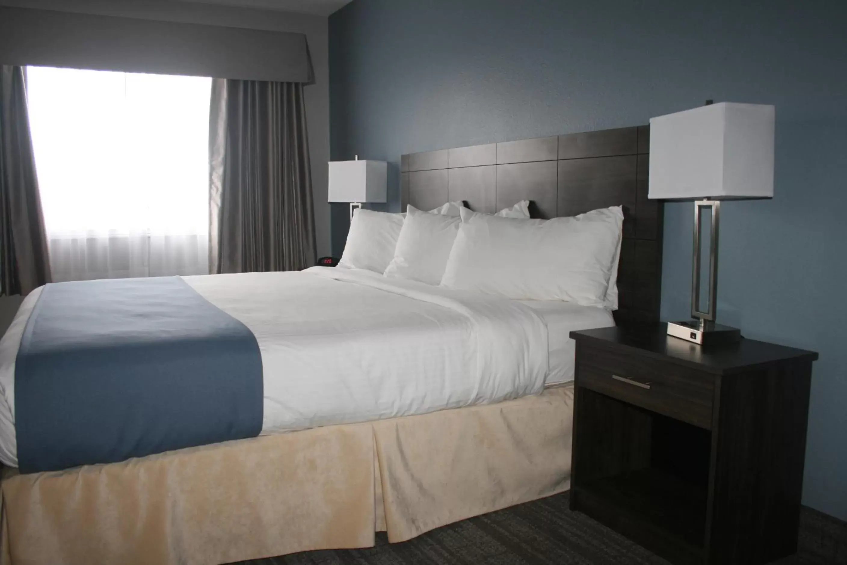 Bedroom, Bed in Travelodge Suites by Wyndham New Glasgow
