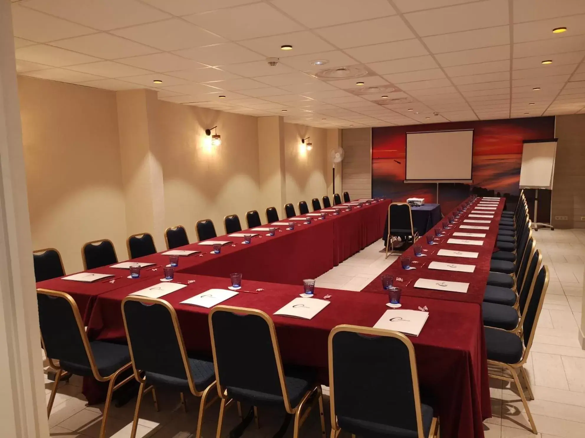 Meeting/conference room in The Originals Boutique, Hôtel Neptune, Berck-sur-Mer (Inter-Hotel)