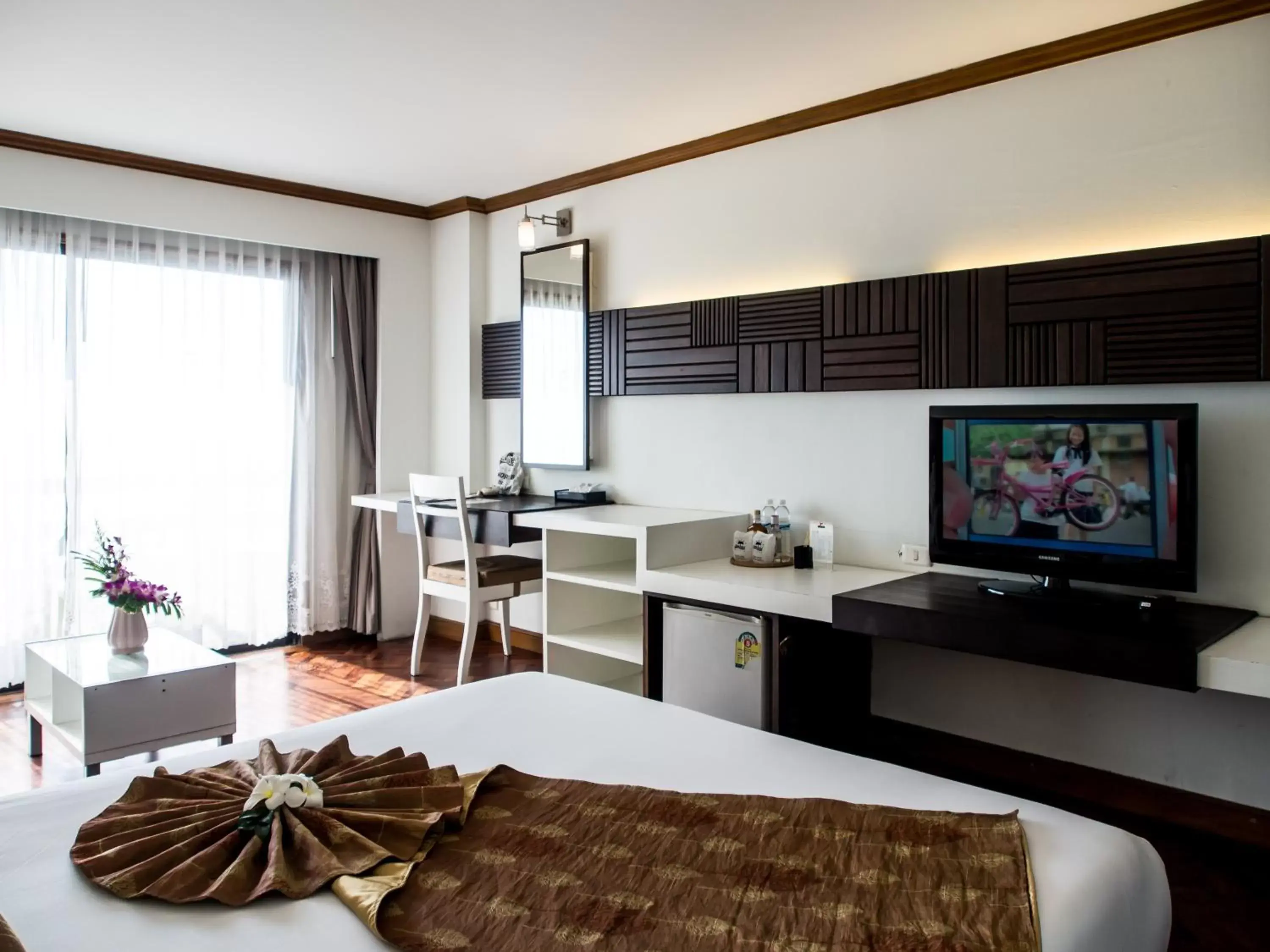 Bed, TV/Entertainment Center in Grand Jomtien Palace Hotel - SHA Extra Plus