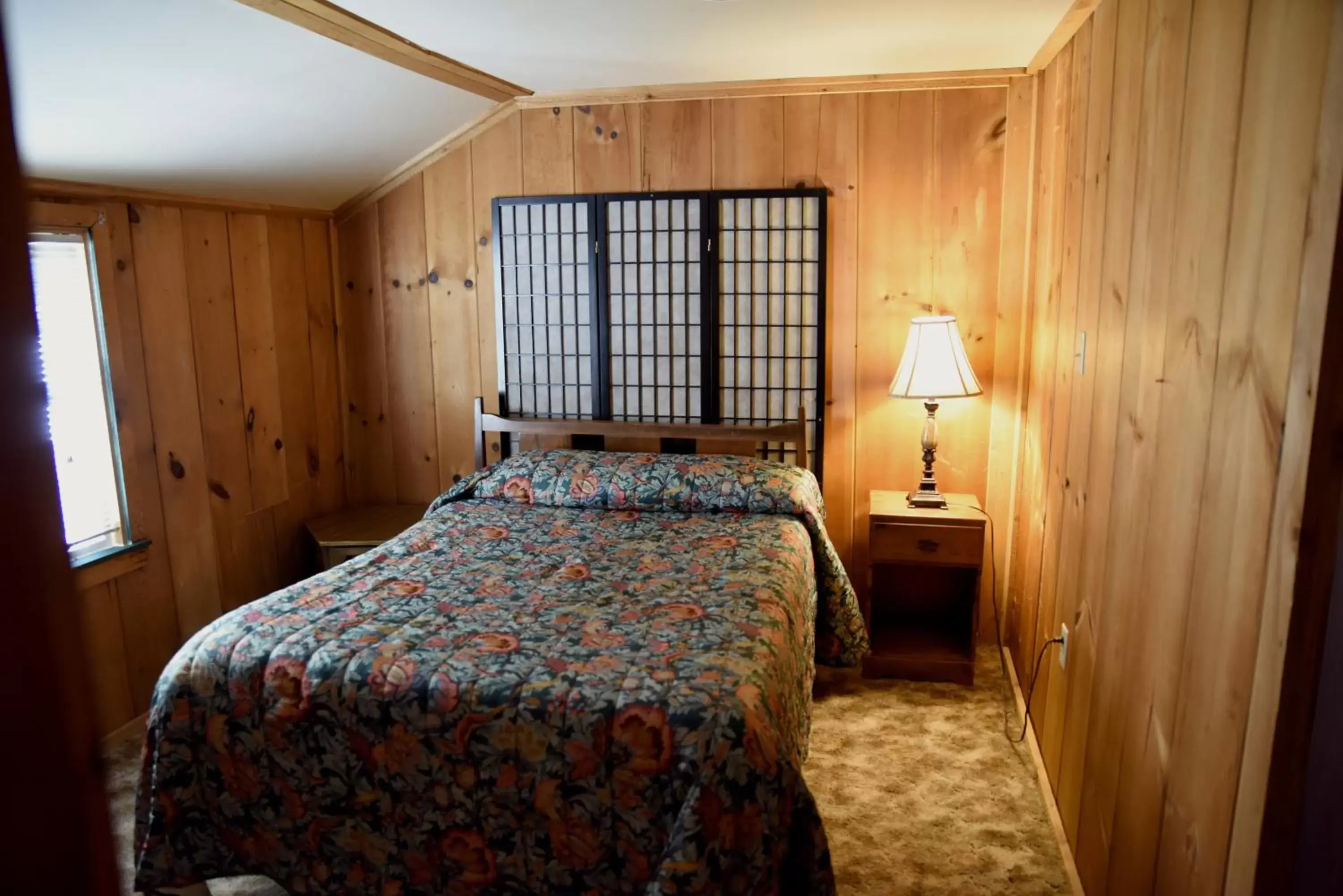 Bed in Gateway Inn & Cabins