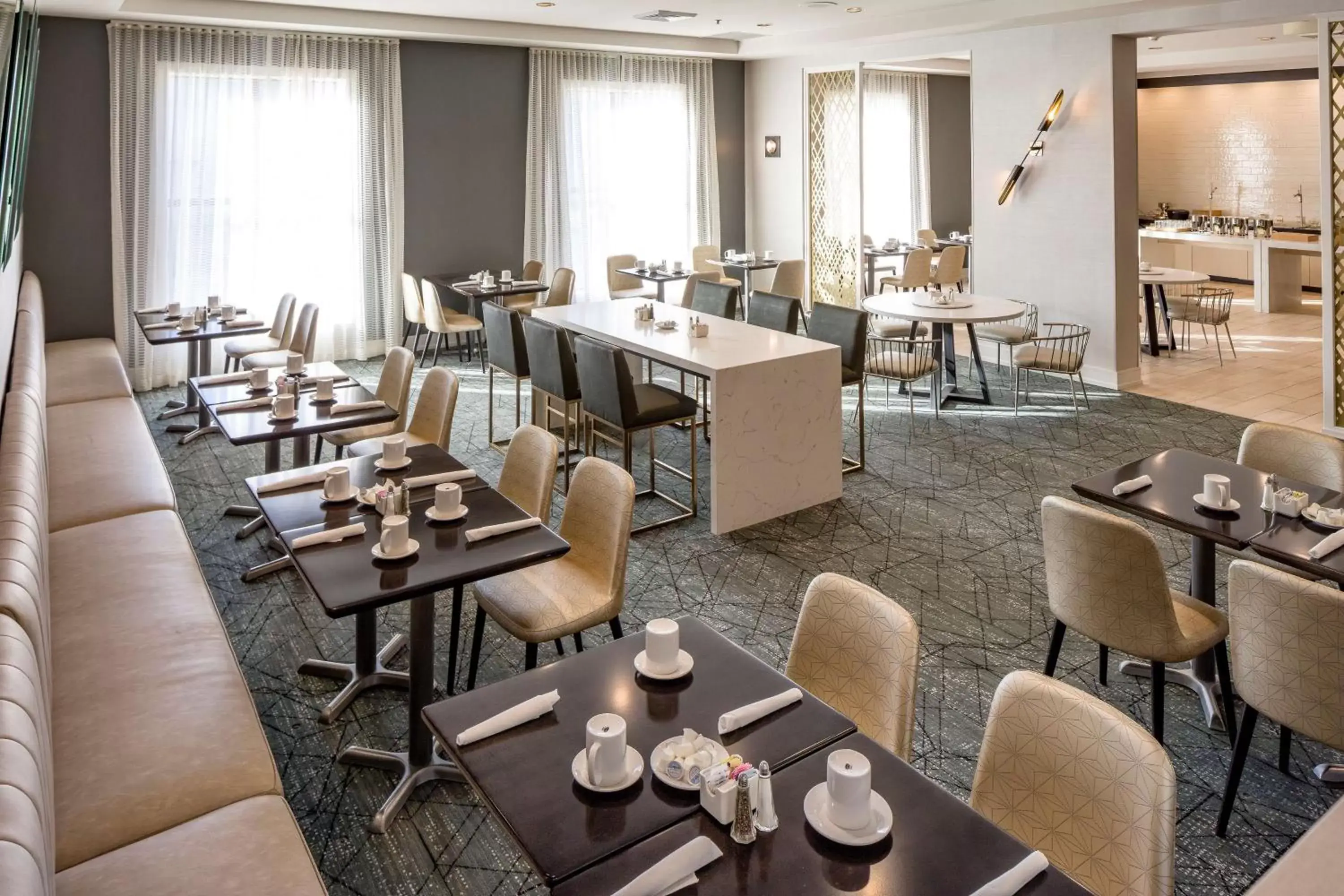 Dining area, Restaurant/Places to Eat in DoubleTree by Hilton Boston Logan Airport Chelsea